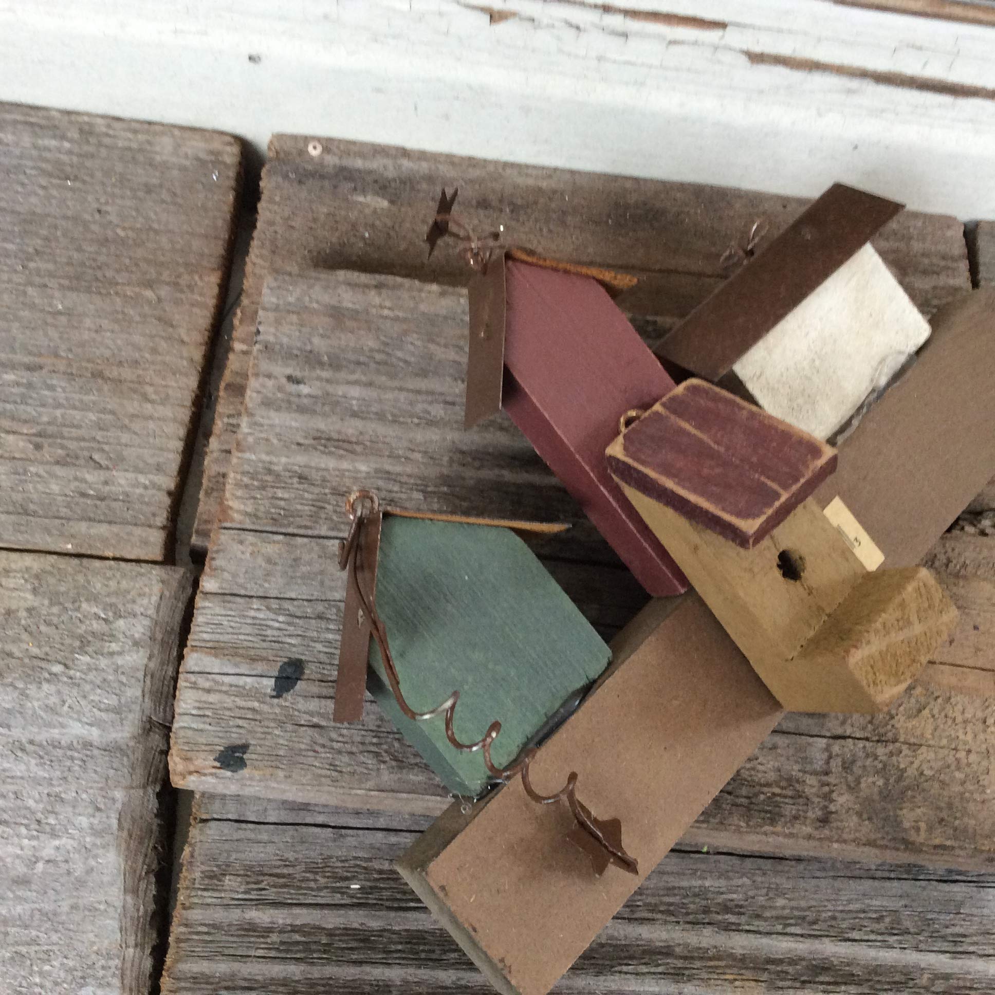 AGD Home Decor - Prim Faith Family Friends Mini Bird House - Rustic Wooden Birdhouse for Garden, Patio & Indoor Decor - Perfect Gift for Nature Lovers