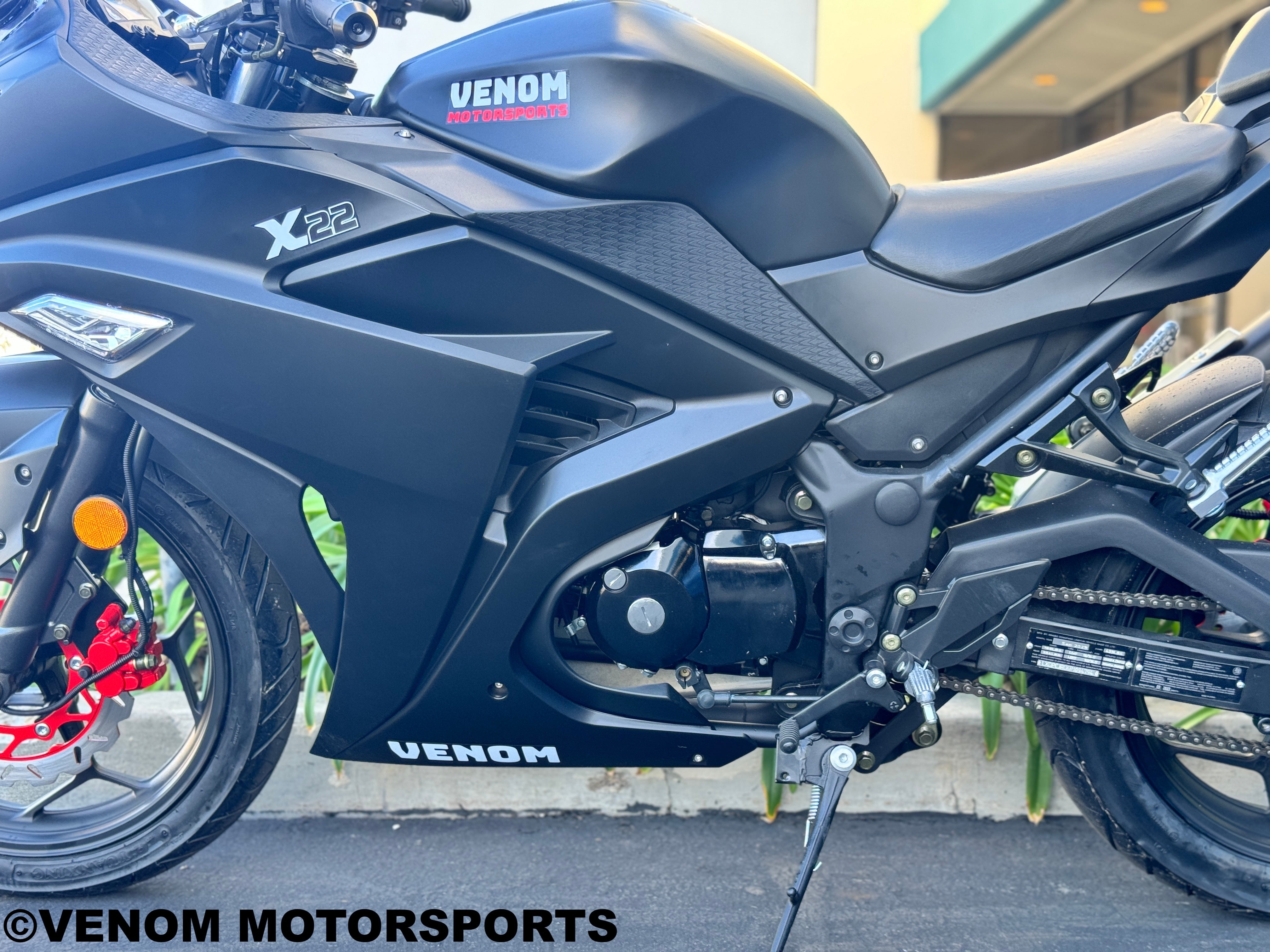Venom X22 Ninja 125cc 4-Speed Gas-Powered Motorcycle - Perfect for Off-Road Adventures & Commuting