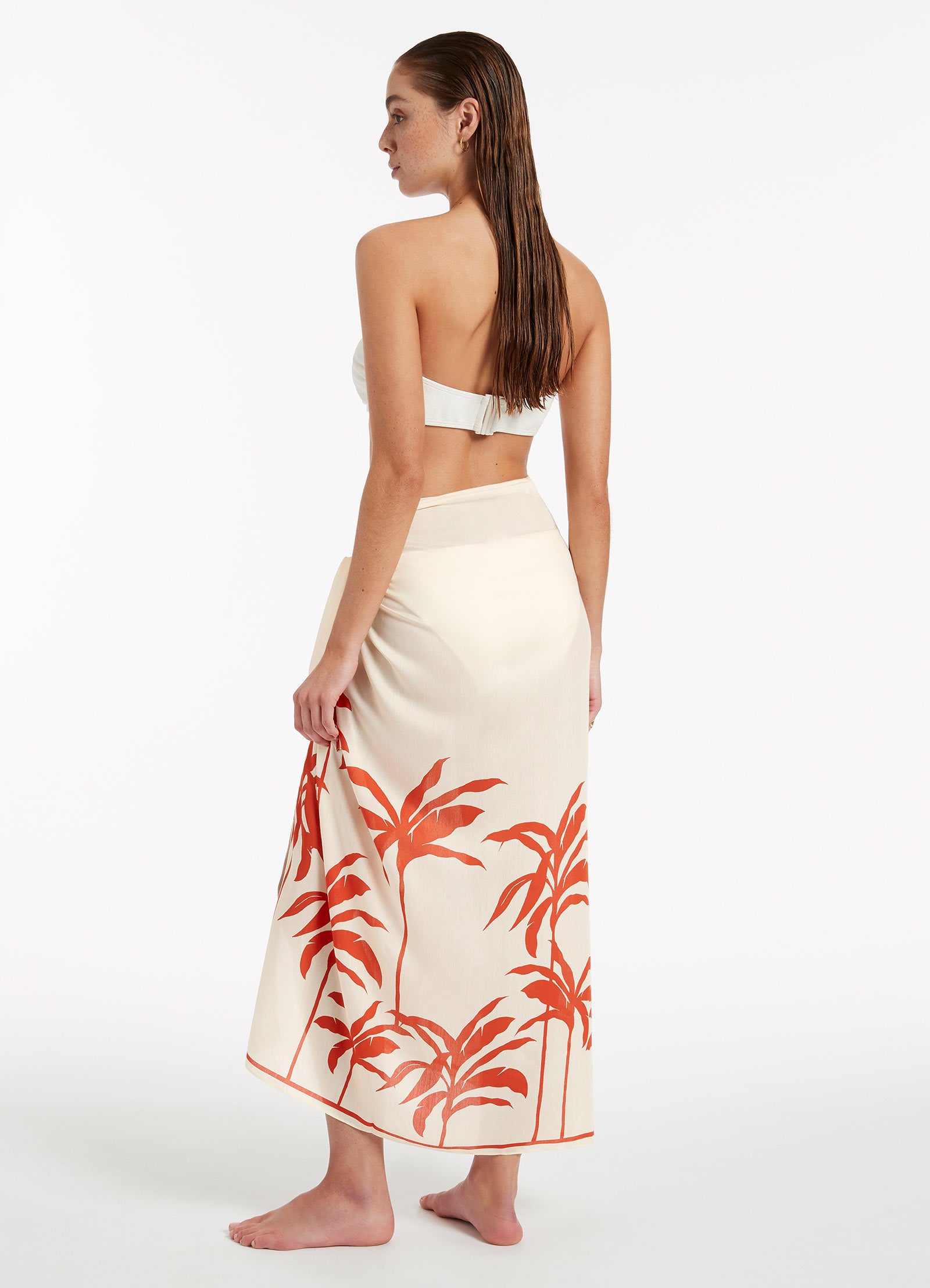 Palme Sarong Cherry - Stylish and Comfortable Beach Wrap for Women - Perfect for Beach, Pool, and Vacation Outfits