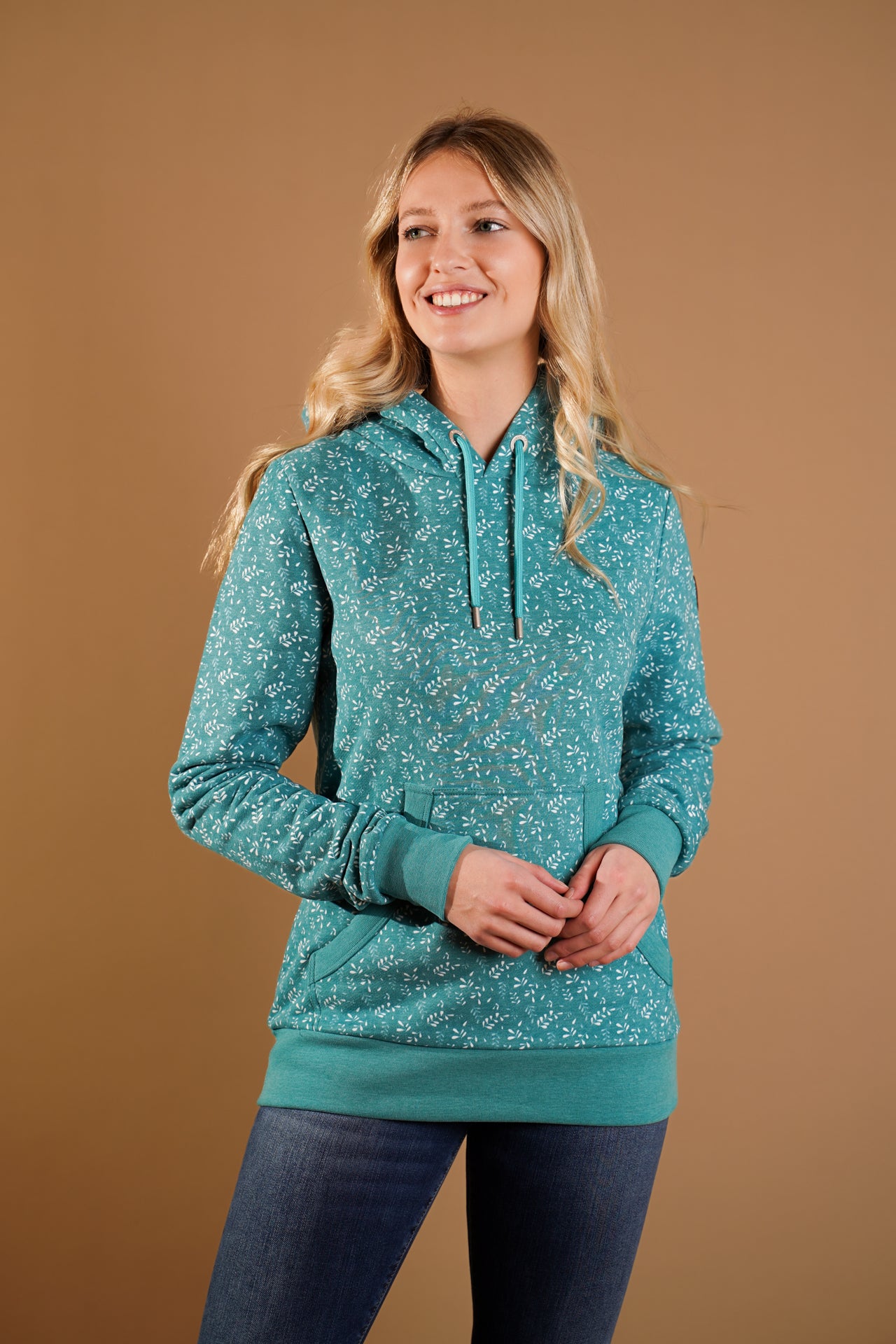 Stylish Danna Lake Hoodie for Men & Women - Soft Fleece Pullover with Kangaroo Pocket - Perfect for Casual Wear, Outdoor Activities & Travel