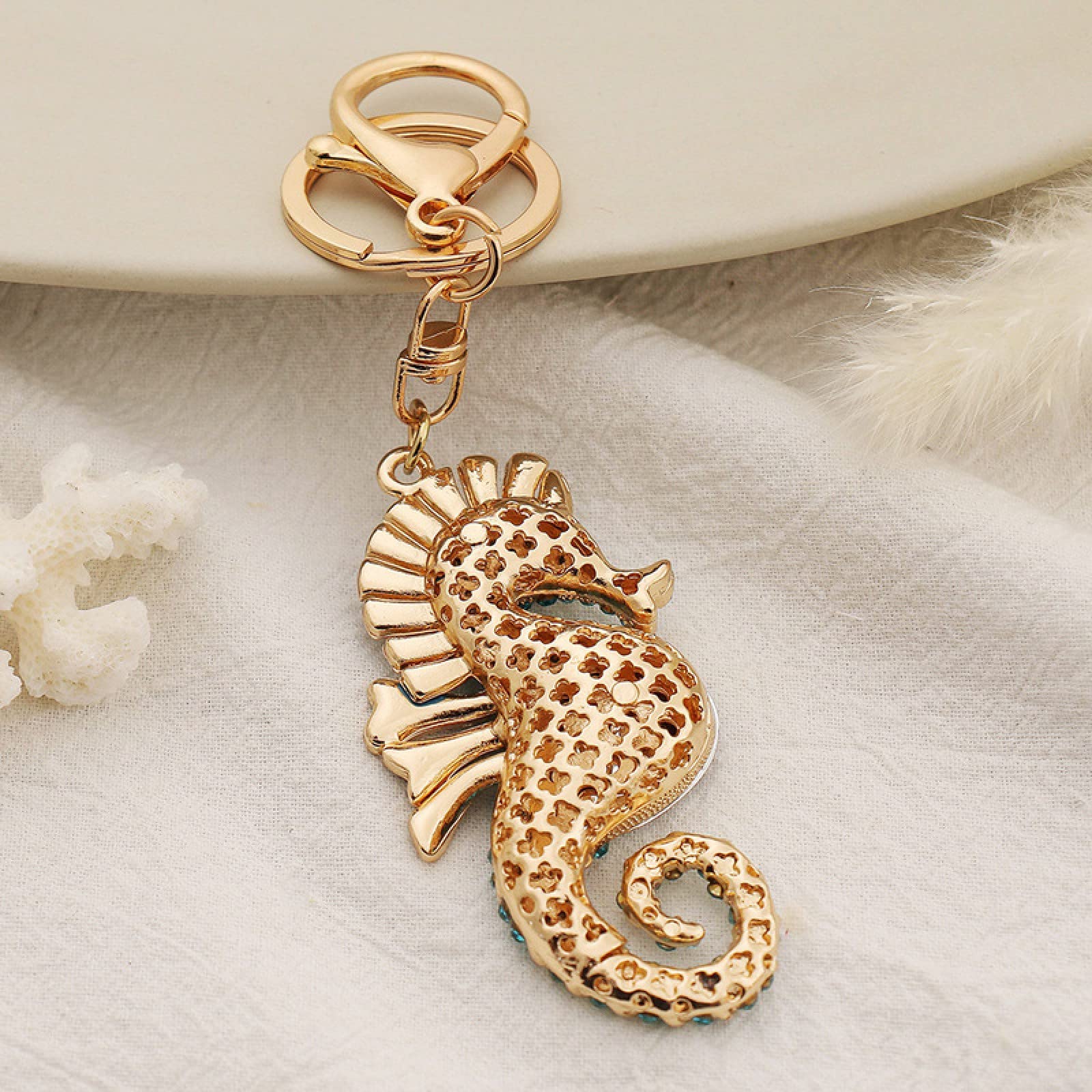 Stylish Key Ring for Men & Women - Fashionable Gift for Daily Use