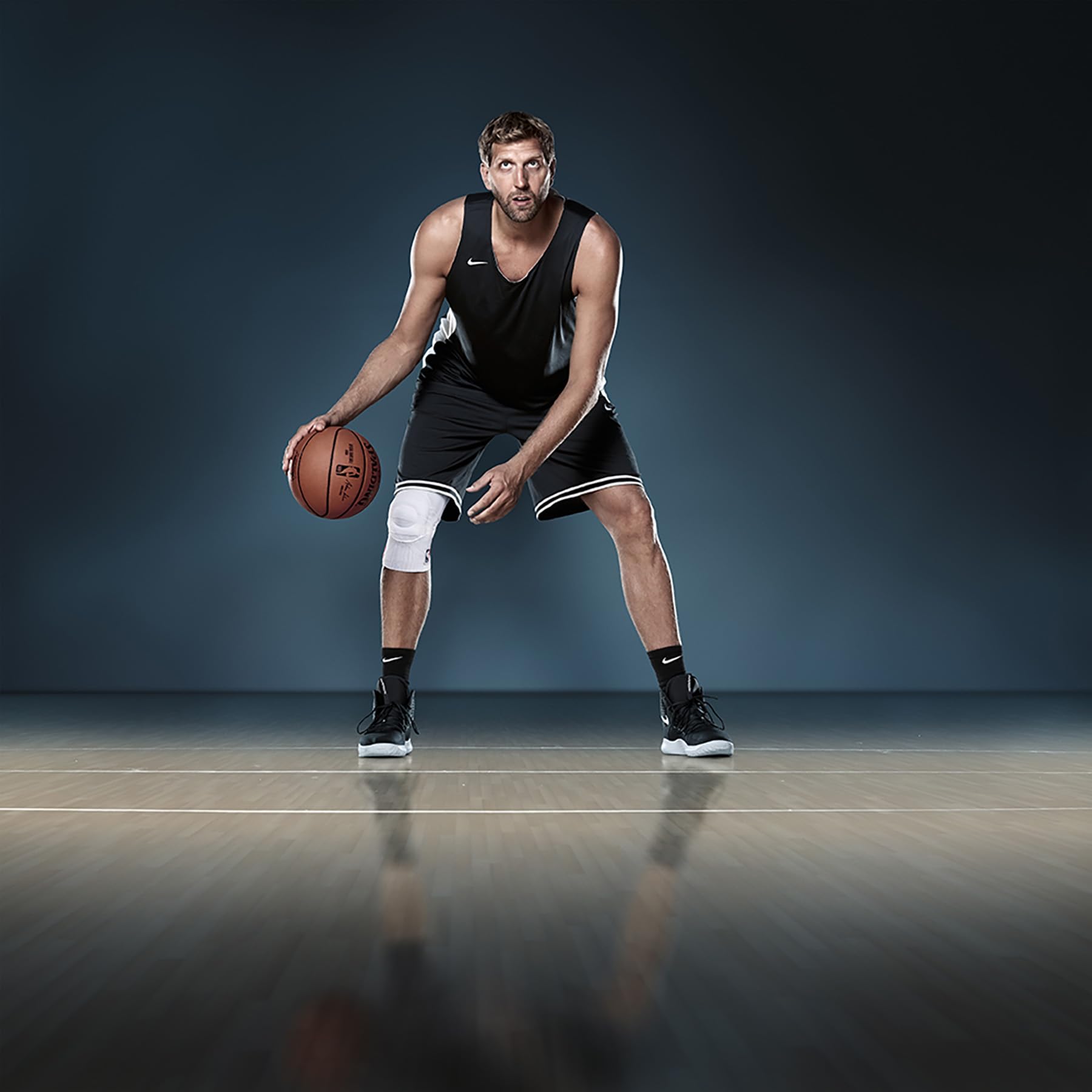 Bauerfeind Sports Knee Brace - NBA Officially Licensed Basketball Knee Support with Medical Compression & Omega Gel Pad for Pain Relief, Stability & Injury Prevention (Black, Medium) - Perfect for Basketball, Running, Volleyball & Gym Workouts