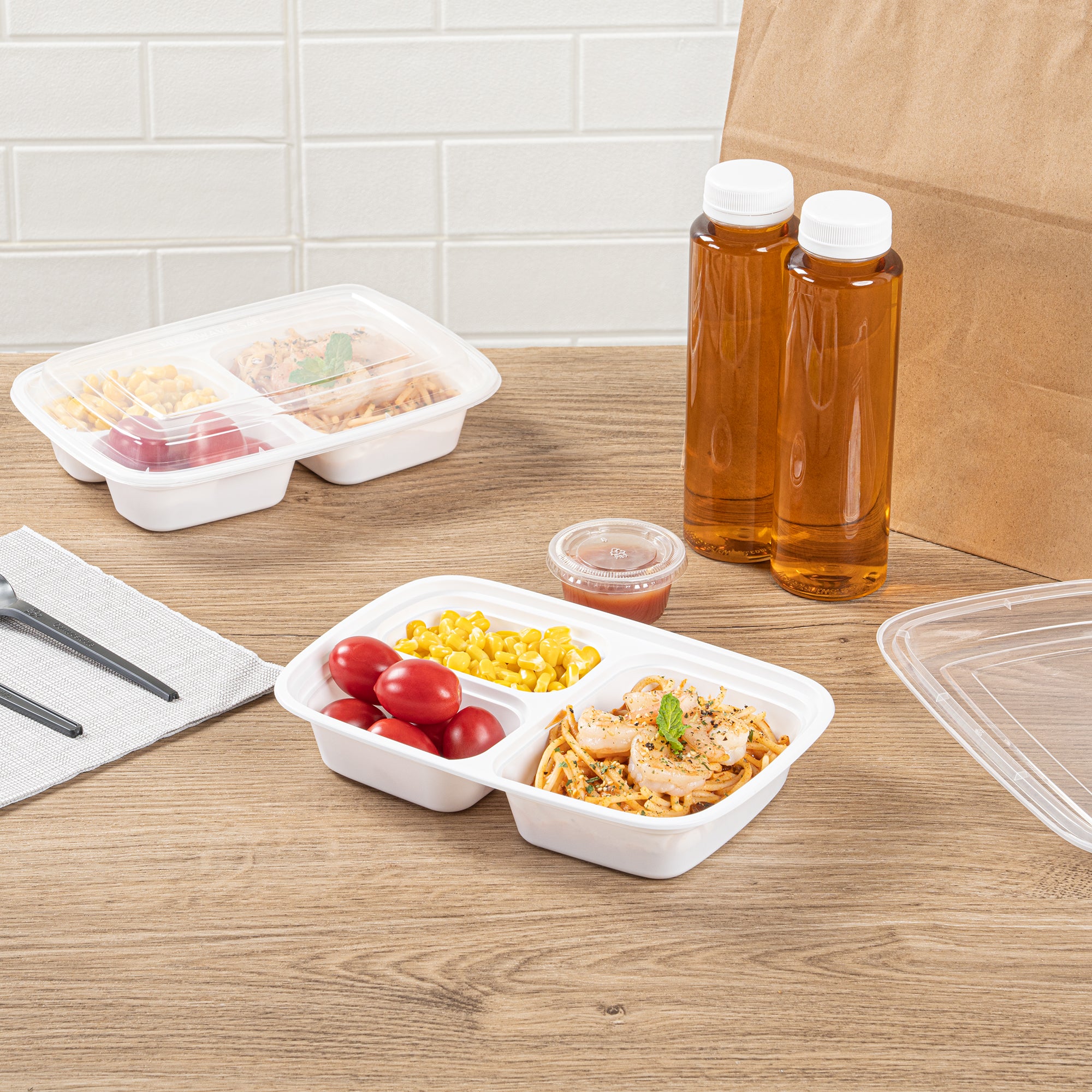 26 oz White Plastic 3-Compartment Meal Prep Containers with Clear Lids - Microwave Safe, BPA Free (8.75