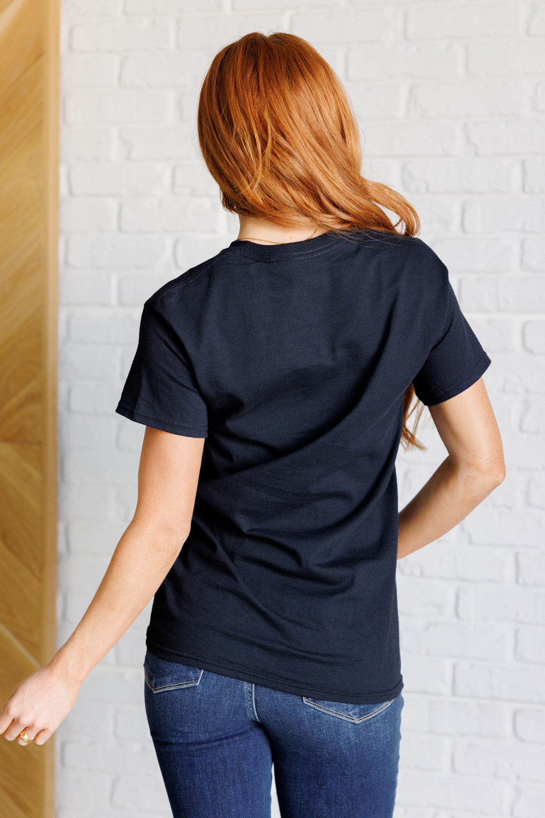 In Dolly We Trust Graphic Tee - Vintage Inspired Country Music T-Shirt for Women - Perfect for Concerts, Festivals & Casual Wear