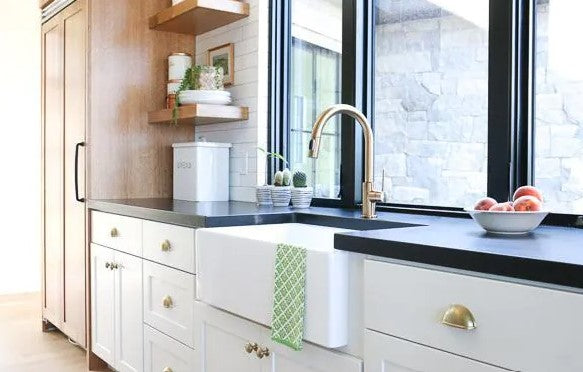 Bradstreet Farmhouse Apron Front Fireclay 30-Inch Single Bowl Kitchen Sink in Crisp White - Perfect for Rustic & Modern Farmhouse Kitchens