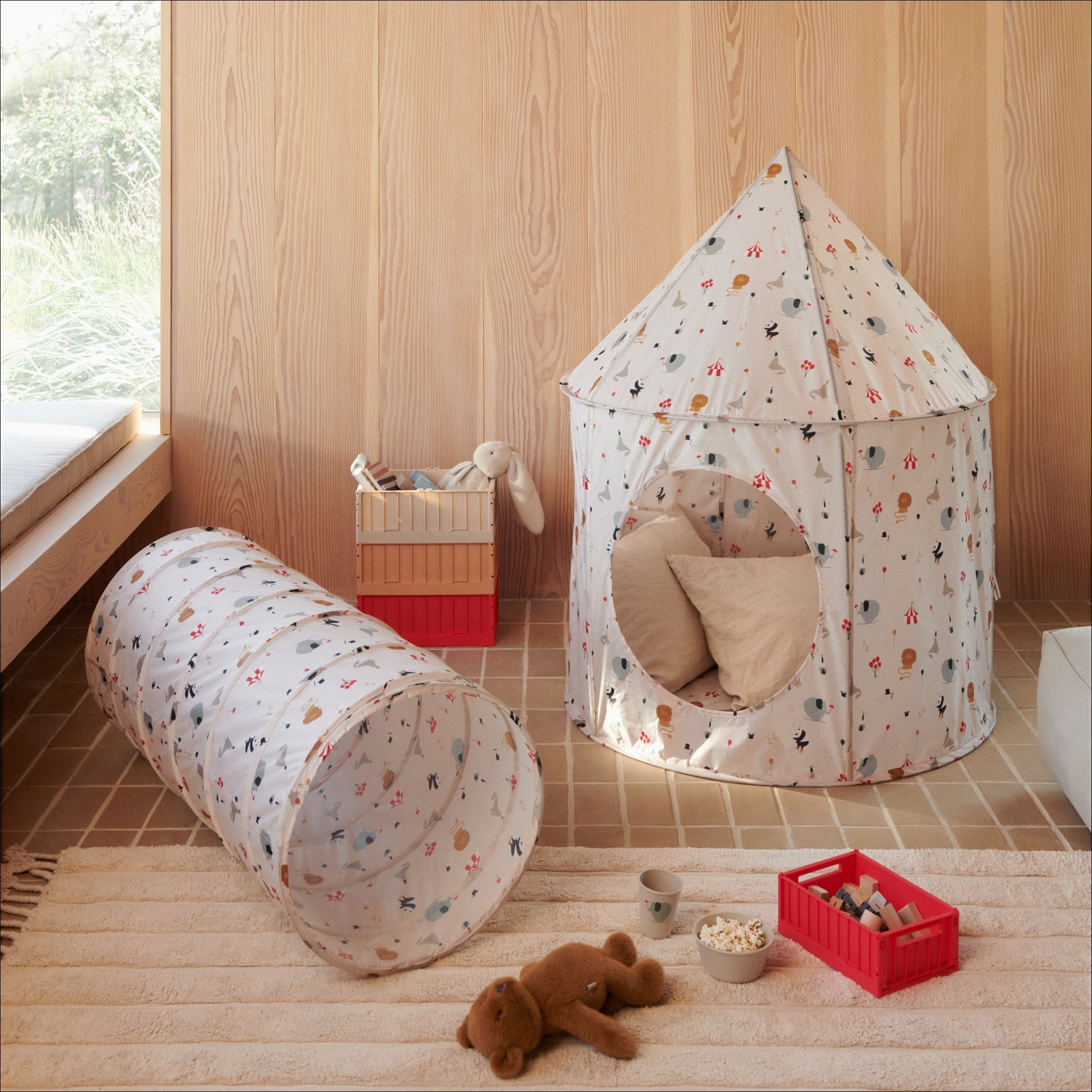 LIEWOOD Oaks Pop Up Play Tent for Kids - Foldable Circus & Sandy Beach Playhouse, Indoor Outdoor Children's Play Tent for Birthday Parties, Camping, and Backyard Fun