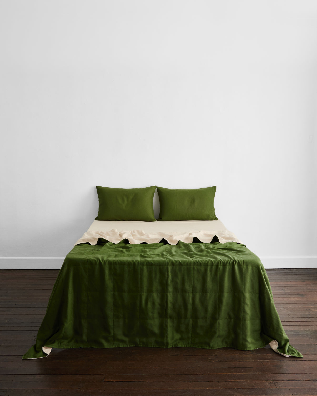Olive & Oatmeal Two Tone Quilt - Soft Reversible Bedspread for All Seasons | Cozy Home Decor for Bedroom, Living Room & Guest Room