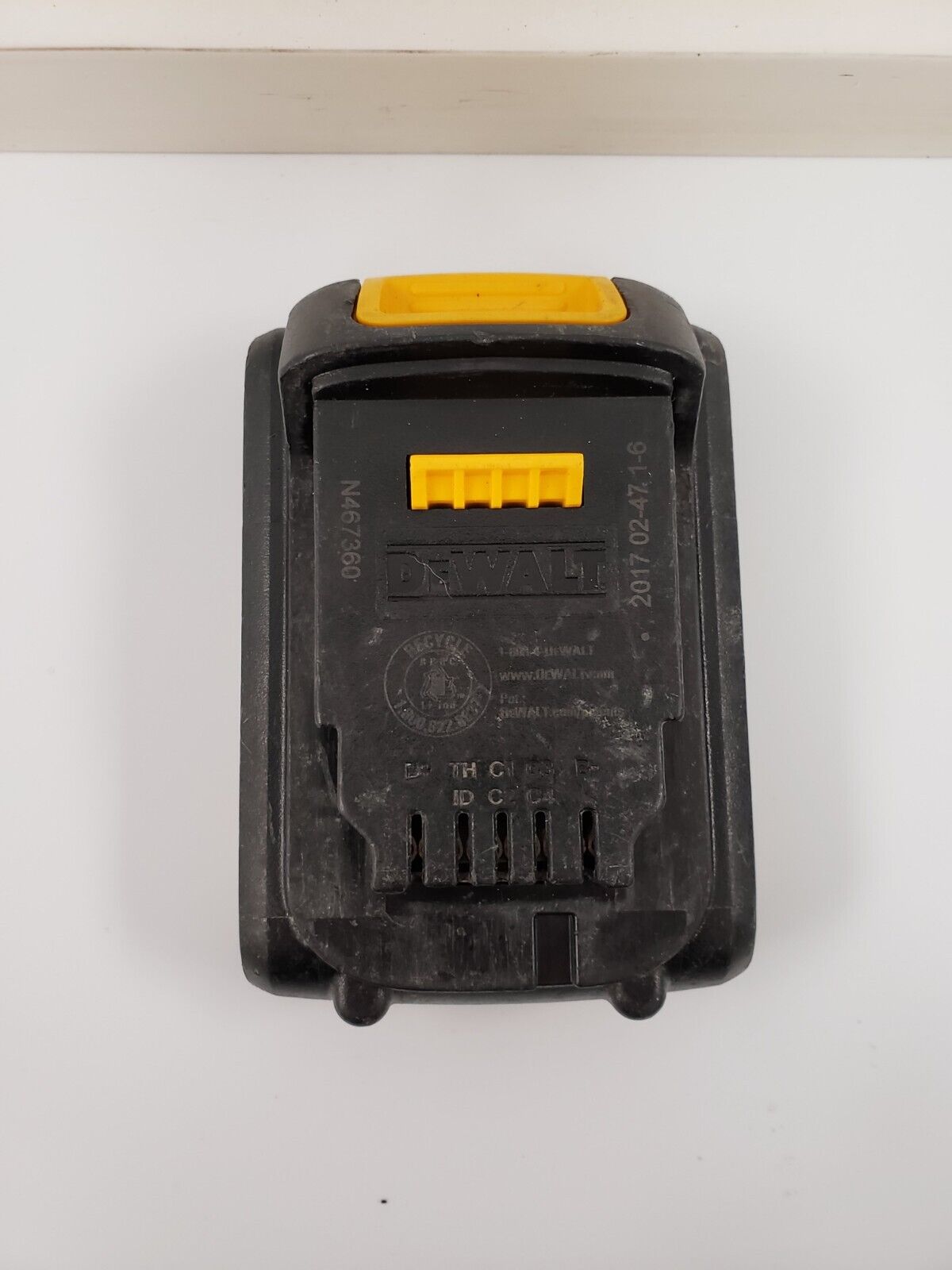 DEWALT DCB201 20V MAX Lithium-Ion Battery Pack - Compatible with DEWALT 20V Tools - Perfect for Drills, Saws & Power Tools - Home Improvement & Construction Use