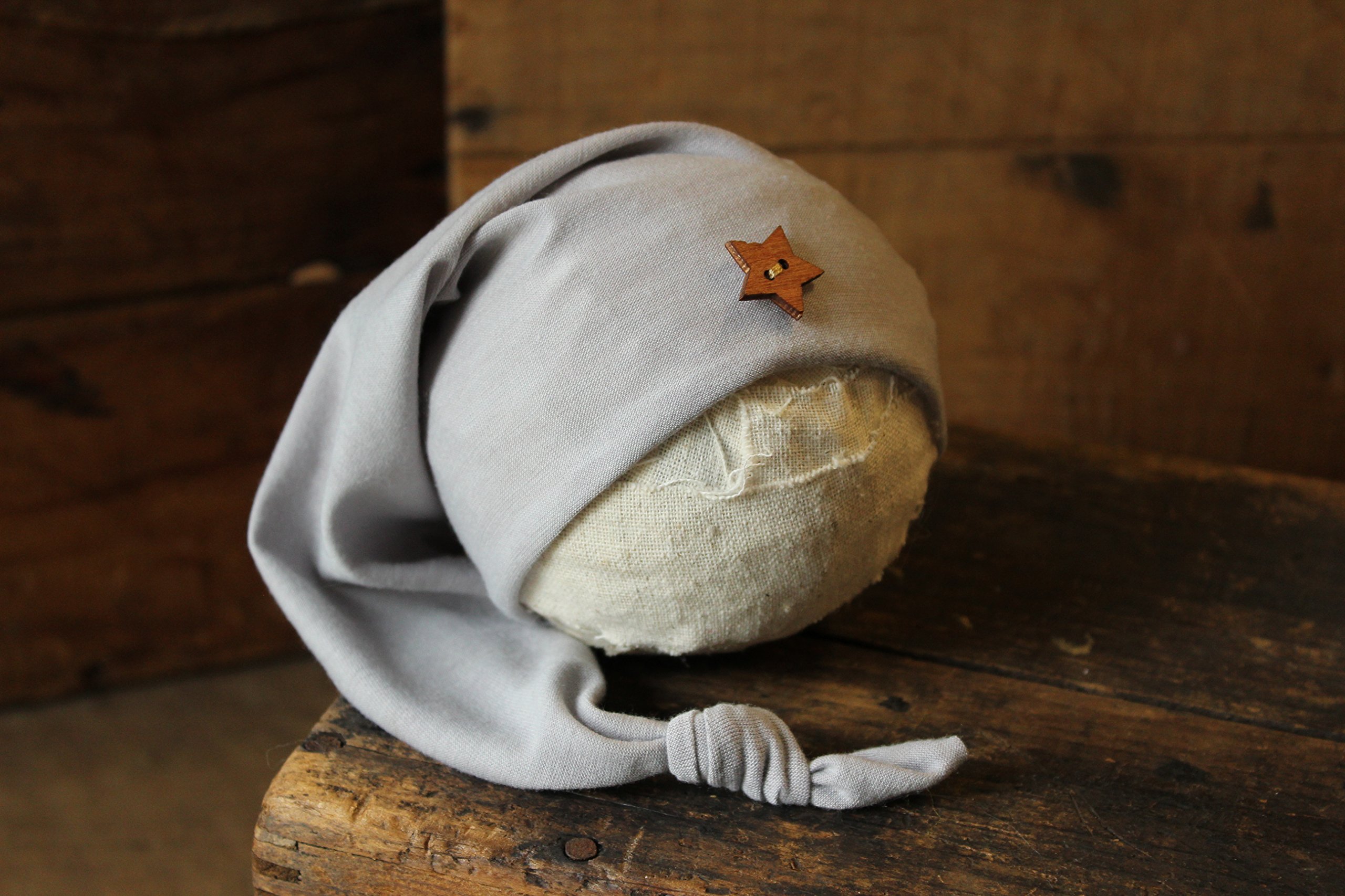 AMOS & SAWYER Knotted Newborn Baby Sleeping Hat - Silver Star Button Photography Prop for Newborn Photo Shoots, Christening & Hospital Portraits