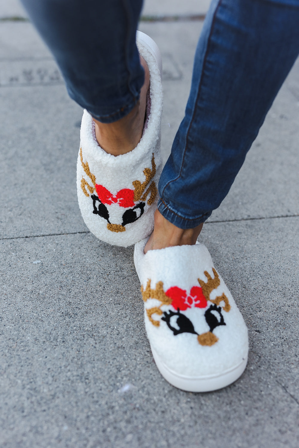 Cozy Christmas Reindeer Print Fleece Slippers for Women & Men - Warm Winter House Shoes for Holiday Gifts & Indoor Comfort
