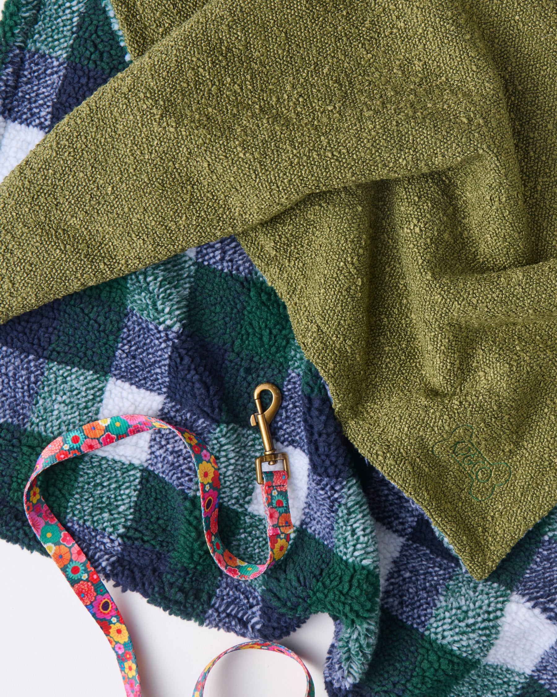 Fred Boucle Sherpa Dog Blanket - Ultra Soft & Warm Pet Blanket for Small, Medium & Large Dogs - Cozy Plush Throw for Beds, Couches & Car Rides - Machine Washable & Durable