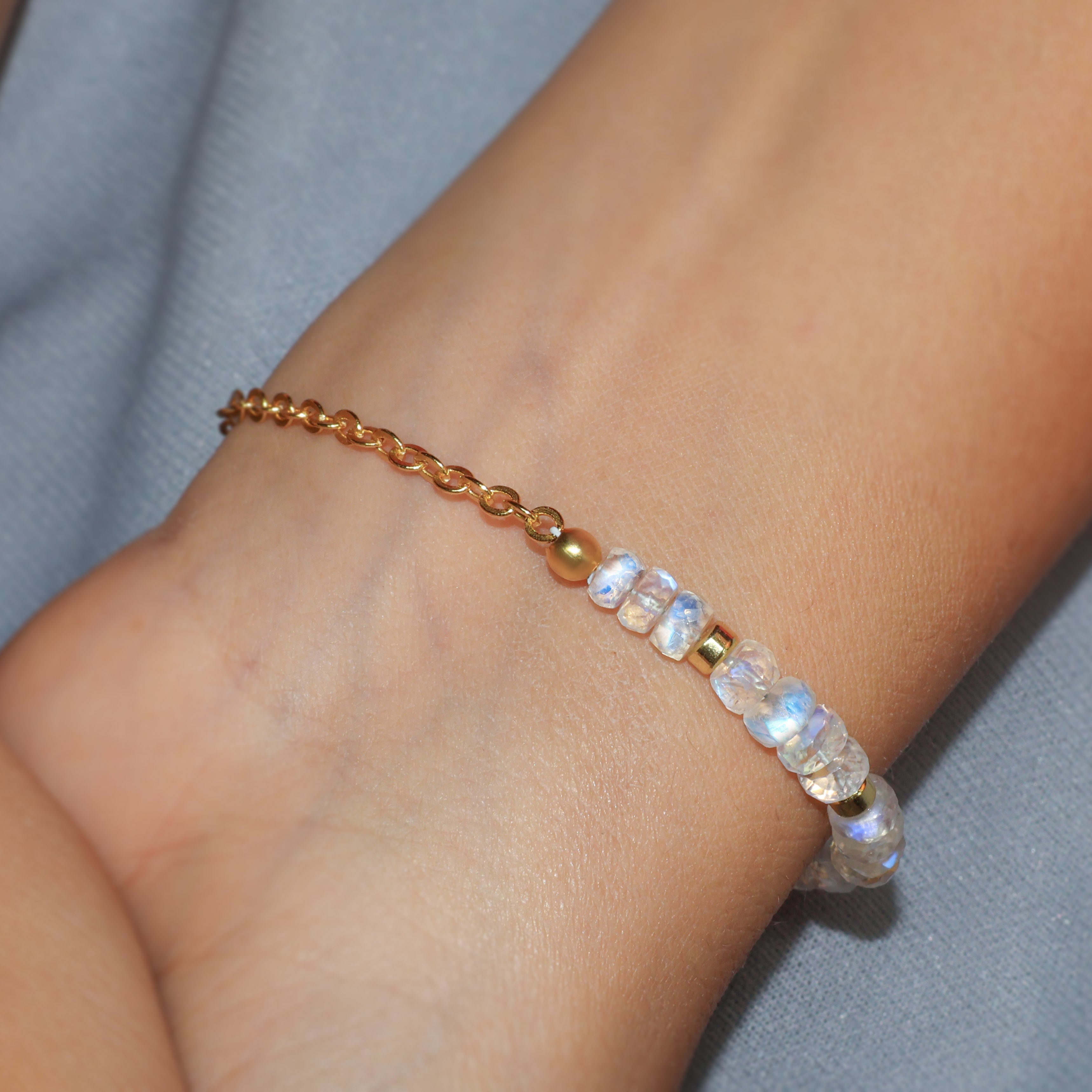 Natural Moonstone Beaded Chain Bracelet - Handmade Healing Crystal Jewelry for Women, Boho Chic Adjustable Wristband for Meditation, Yoga & Spiritual Gifts