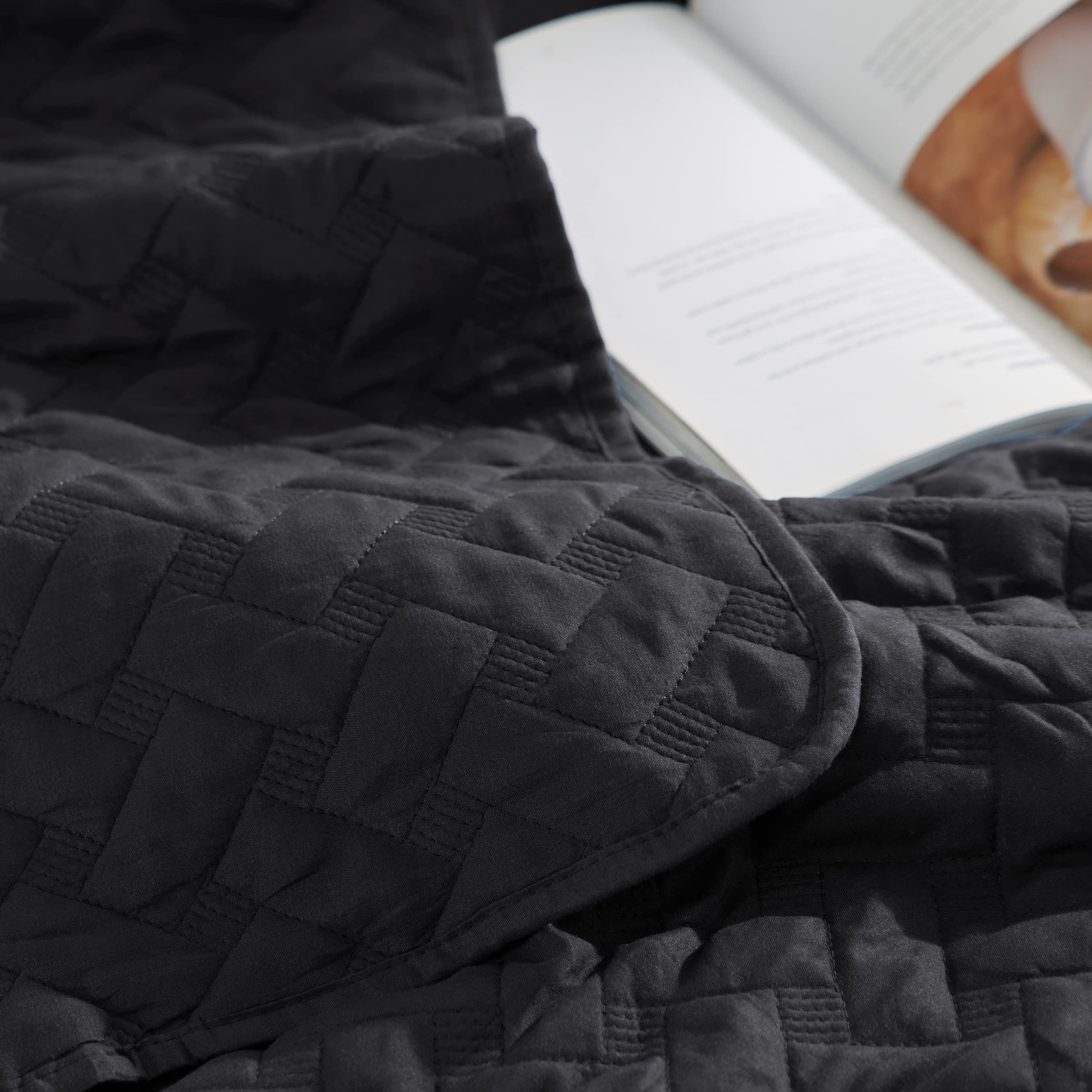 Bedsure Lightweight Twin Size Quilt - Soft Basket Weave Pattern Bedspread, All Seasons Comforter Set with Pillow Sham (Black) | Cozy Bedding for Guest Rooms, Dorms & Everyday Comfort