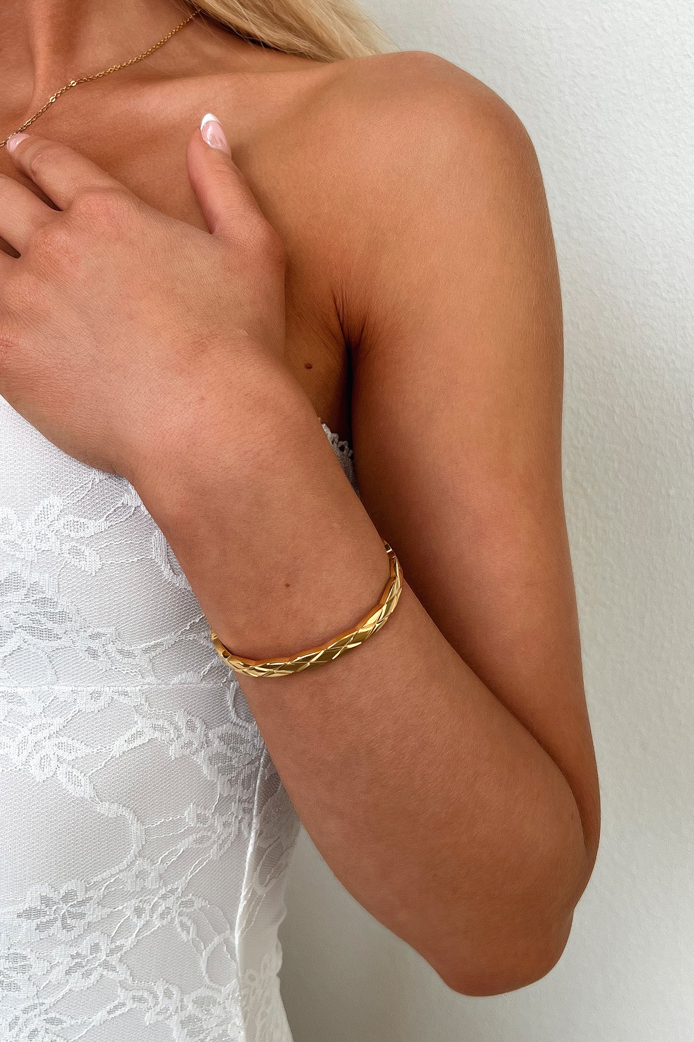 Amata Bracelet for Women - 18k Gold Plated Elegant Jewelry - Perfect for Gifts, Parties & Everyday Wear