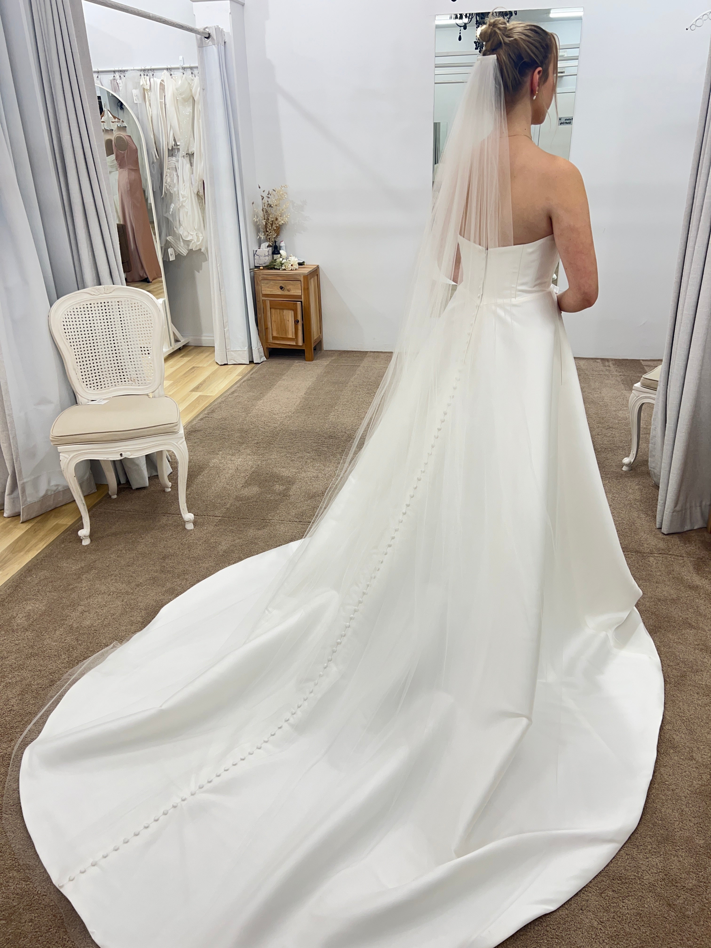 Elegant Glitter Tulle Raw Edge Wedding Veil - Perfect for Bridal Ceremonies, Photos & Special Occasions