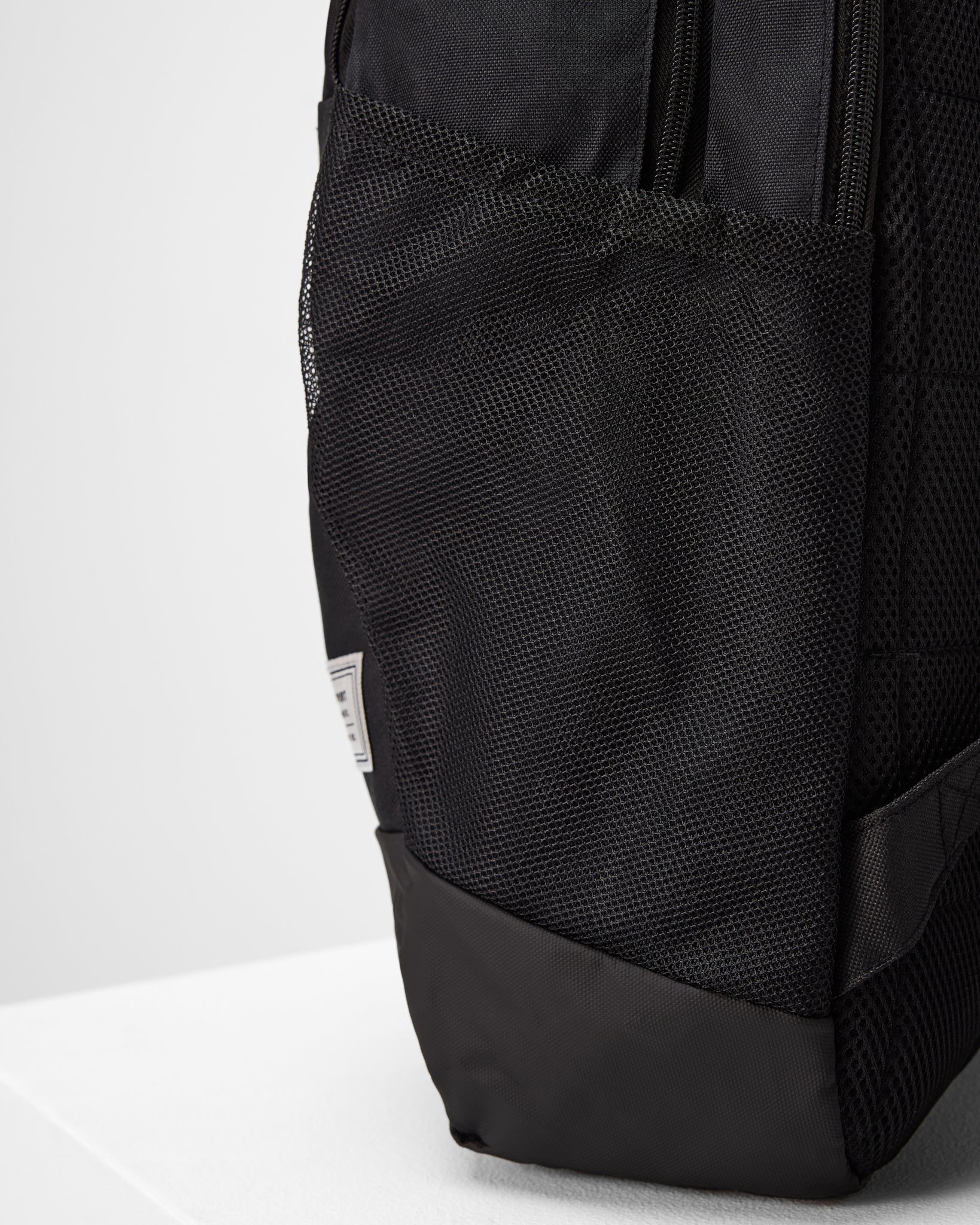 INSPORT ALASKA Black Backpack for Men & Women - Waterproof Hiking Backpack with Laptop Compartment - Perfect for Travel, Camping, School and Outdoor Adventures