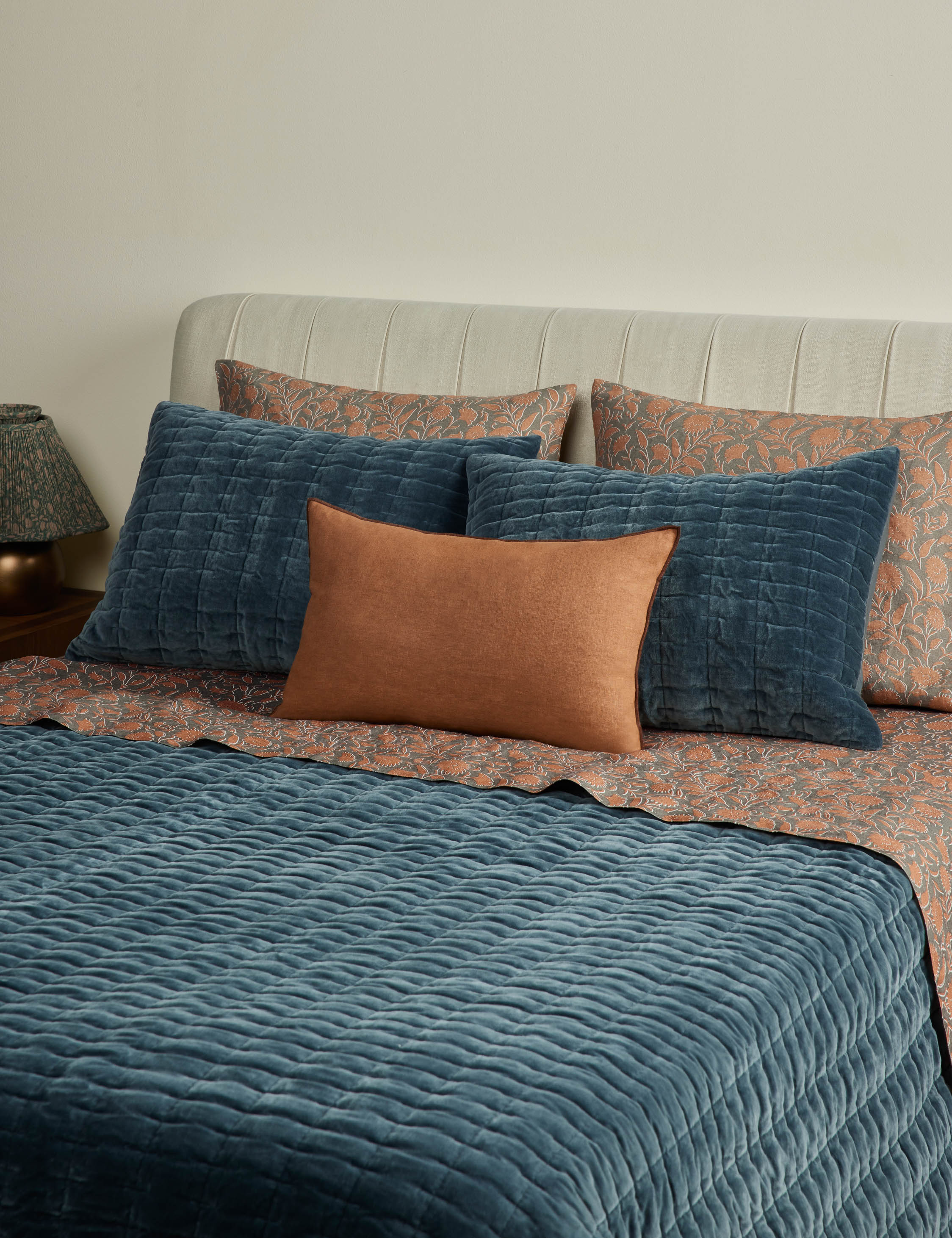 Luxury Anderson Velvet Quilt - Soft & Cozy Queen Size Bedding Set for All Seasons - Perfect for Master Bedroom, Guest Room, or Cozy Night In