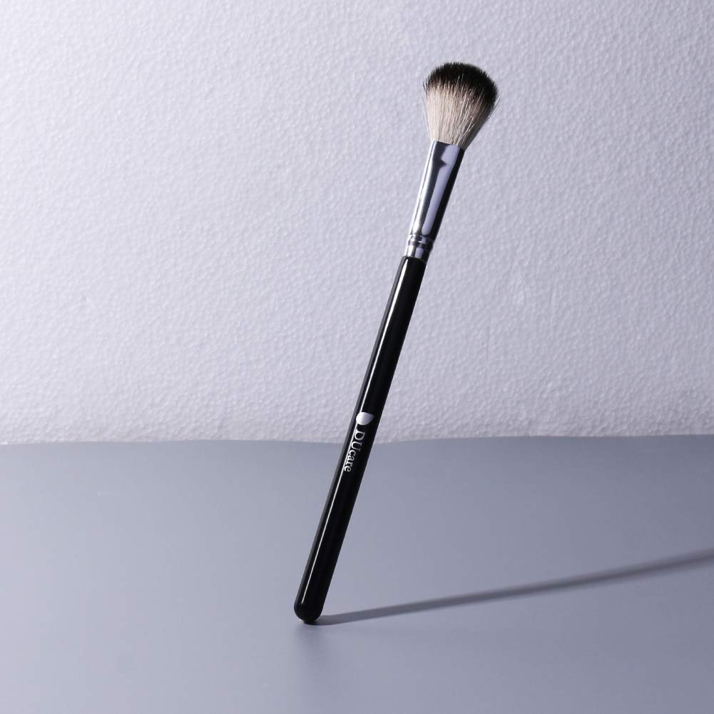 DUcare Professional Fan Highlighter Brush - Silvery & Black Makeup Brush for Blending Eyeshadow, Contouring & Blush - Perfect for Highlighting, Strobing & Detailed Makeup Application