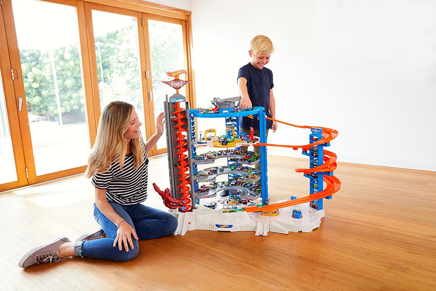 Hot Wheels Super Ultimate Garage Toy Car Track Set with 4 1:64 Scale Die-Cast Cars | 3+ Feet Tall Playset with Motorized Gorilla & Storage for 140 Cars | Amazon Exclusive | Perfect for Kids' Birthday Gifts & Racing Playtime