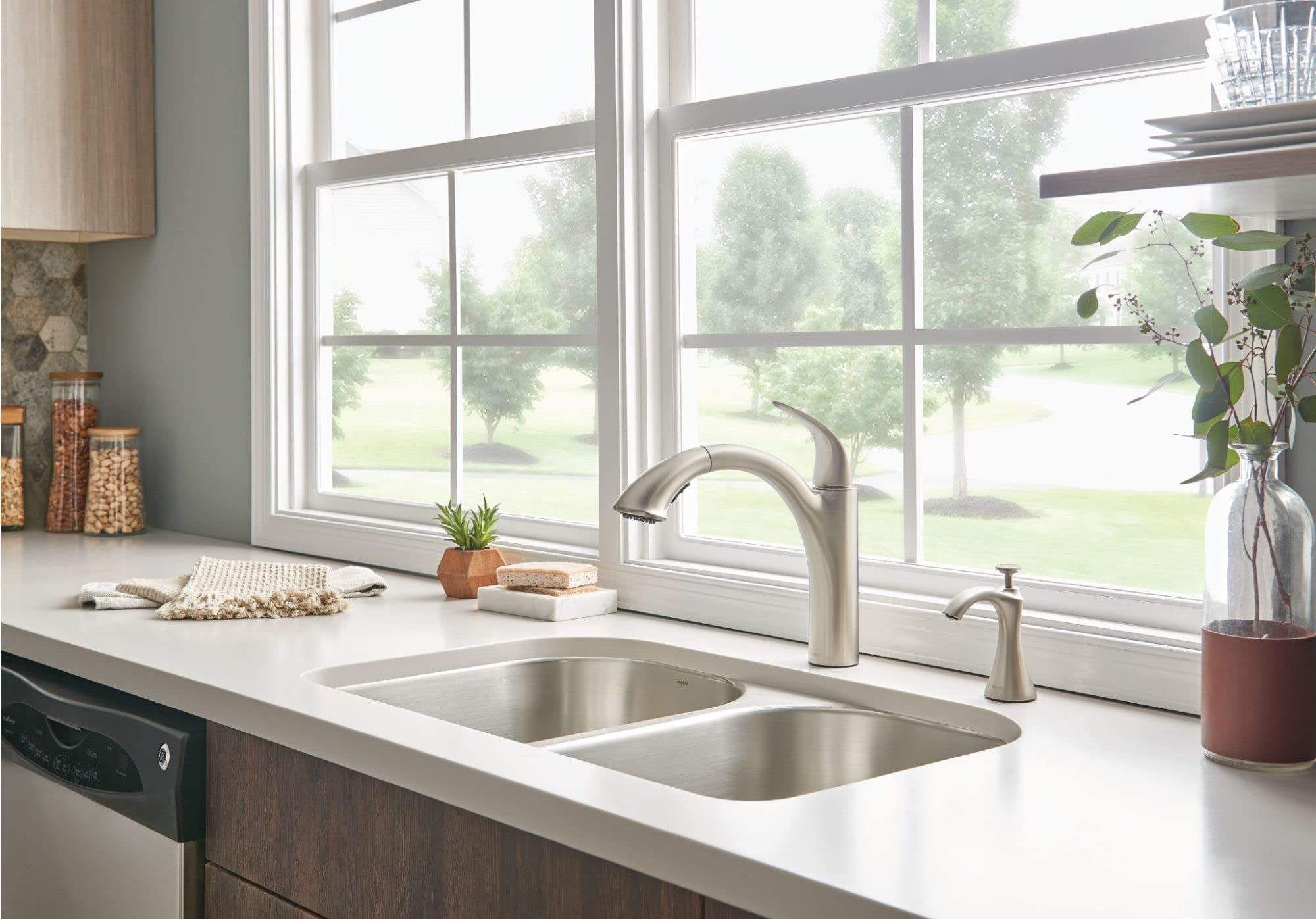 Moen Camerist Spot Resist Stainless Steel One-Handle Pull-Down Kitchen Faucet with Power Clean Spray and Reflex Docking System - 7545SRS for Modern Home Kitchen Sink (Ideal for Washing Dishes, Filling Pots & Daily Cooking Tasks)