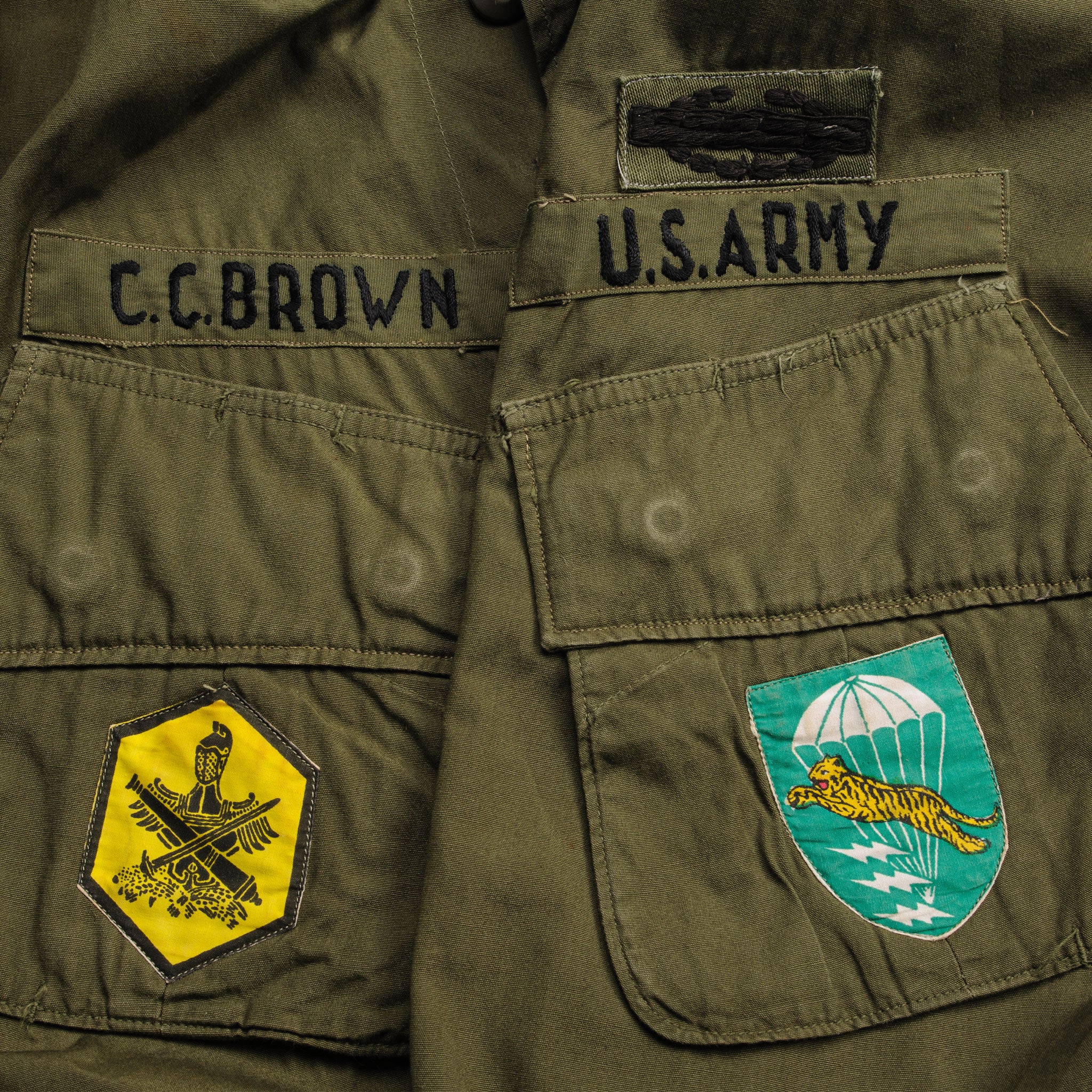Original US Army Tropical Combat Jacket 2nd Pattern 1966 Vietnam War - Medium Short Size with ARVN Special Forces, South Vietnamese Regional Forces, MACV & Infantry Patches - Perfect for Military Reenactments, Collectors & History Enthusiasts