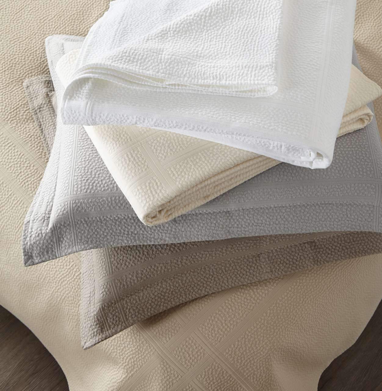 Luxury Montauk Matelassé Coverlet - Queen Size Quilted Bedspread for All Seasons | Soft & Breathable Cotton Blend | Perfect for Master Bedroom, Guest Room & Hotel Decor