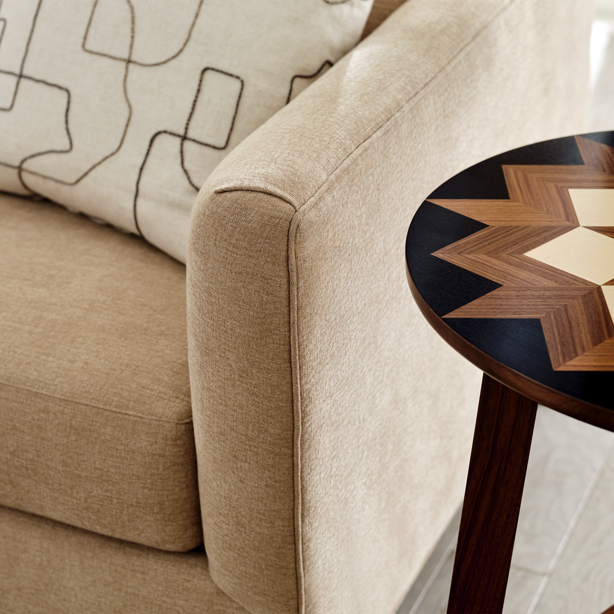 Hudson Valley Round Side Table - 18 Inch Small Accent Table for Living Room, Bedroom, or Patio - Perfect for Coffee, Books, and Decor