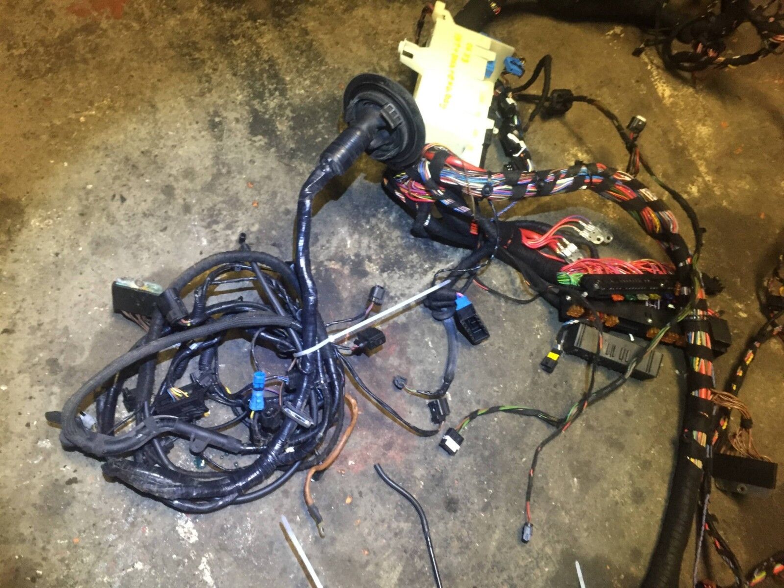 04 05 06 BMW X3 E83 3.0L OEM Interior Dash & Main Fuse Box Wiring Harness - Perfect for Electrical Repairs & DIY Car Upgrades