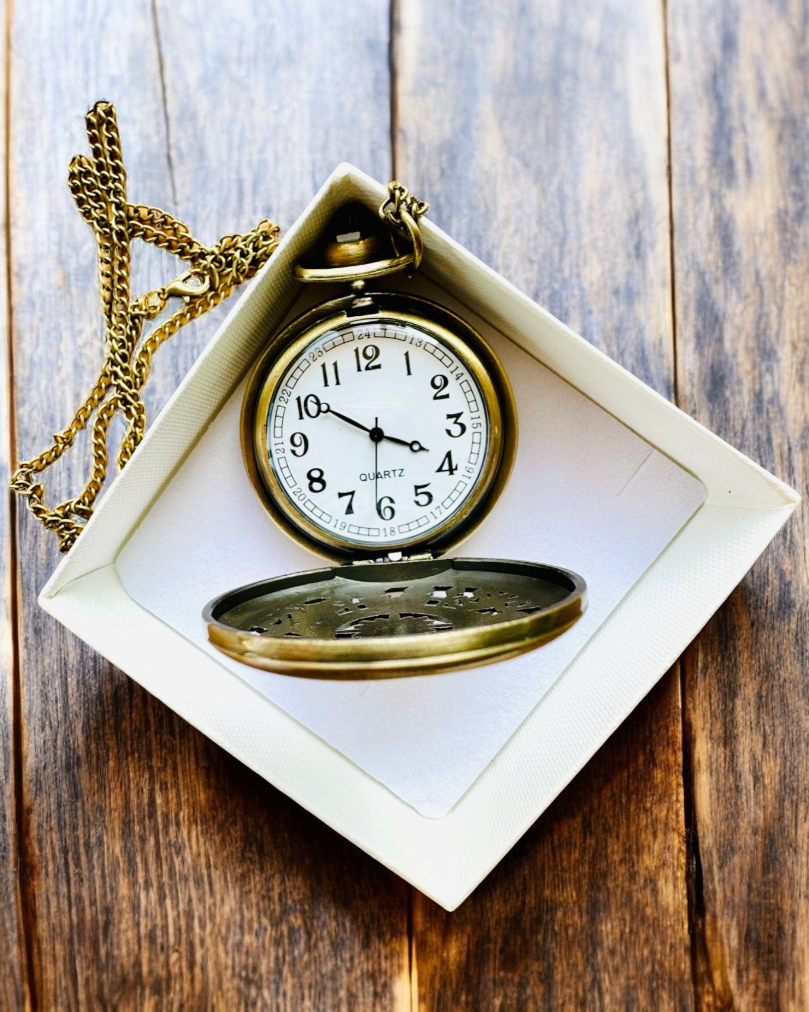 Vintage Antique Pocket Watch with Compass Design & Chain - Engravable Personalized Quartz Watch for Men - Perfect for Collectors, Gifts & Steampunk Fashion Accessories