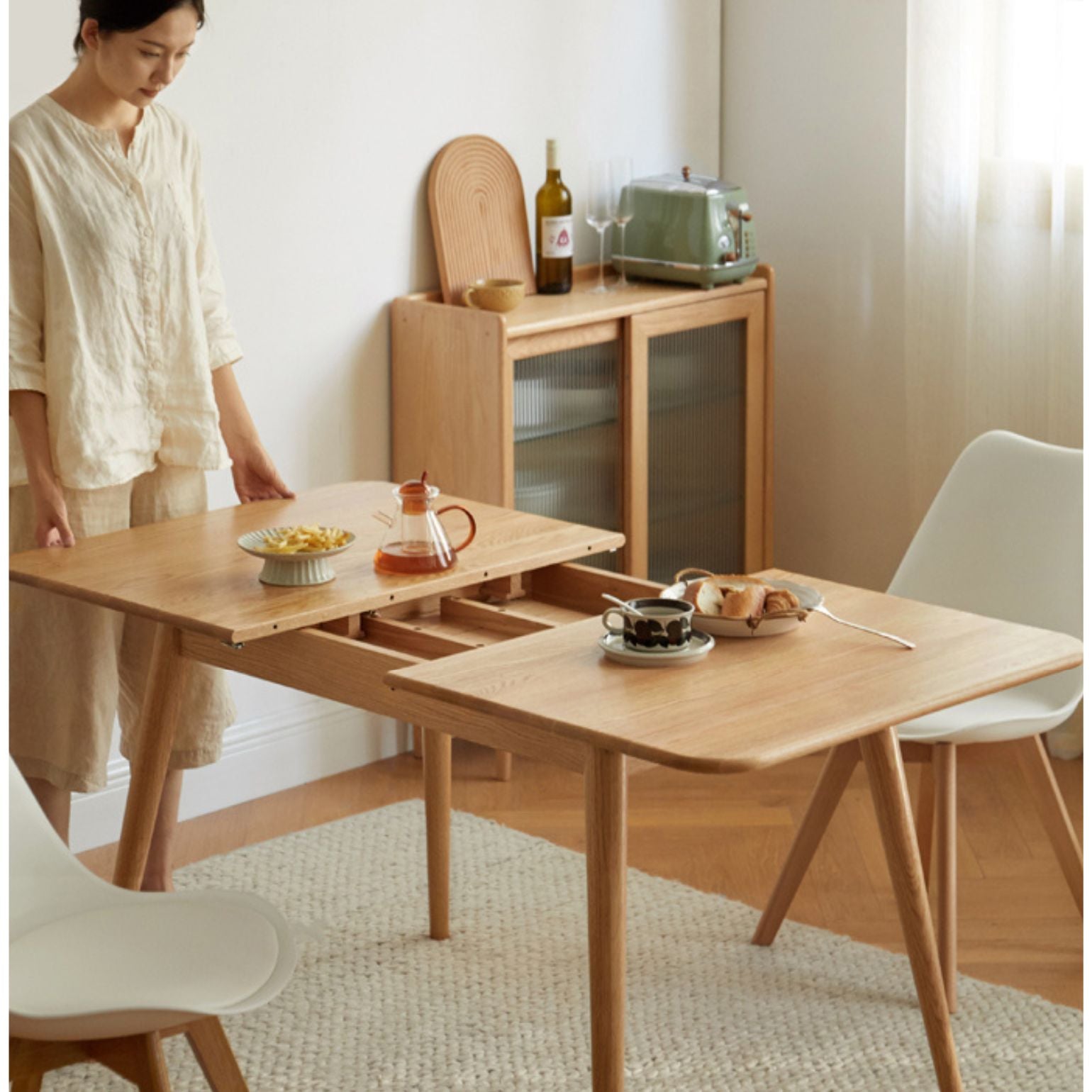 Solid Oak Wood Extendable Dining Table - Expandable for 6 to 8 People - Perfect for Small Spaces & Family Gatherings