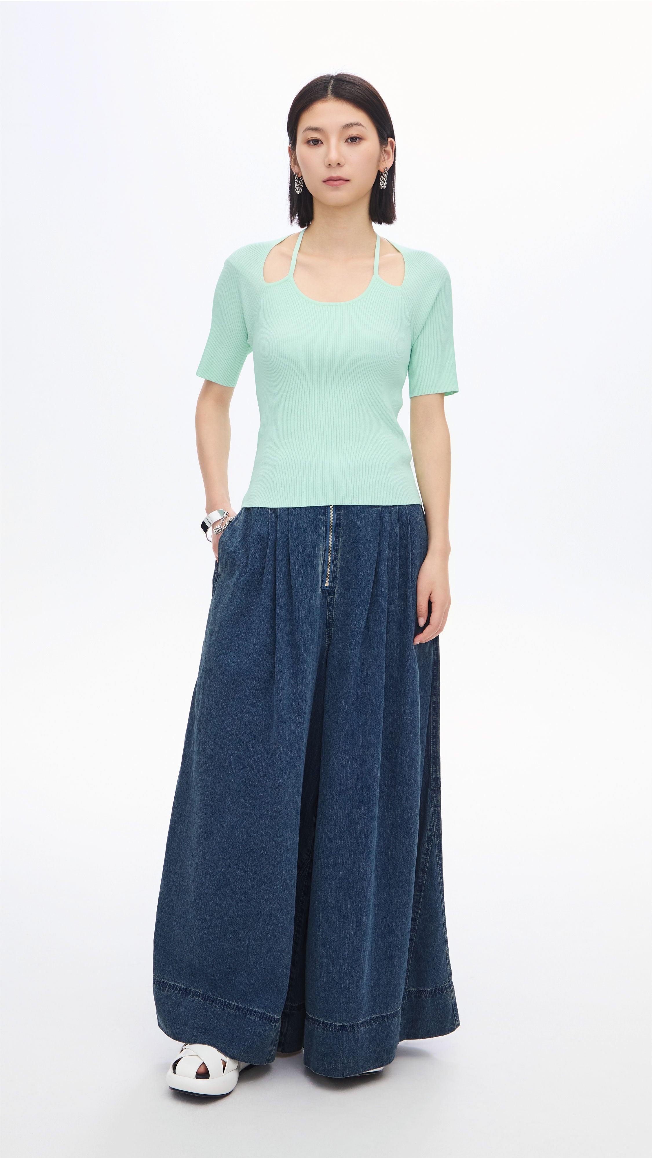 Elegant Halter Neckline Top for Women - Stylish Summer Blouse, Casual & Party Wear - Perfect for Beach, Date Night & Outdoor Events