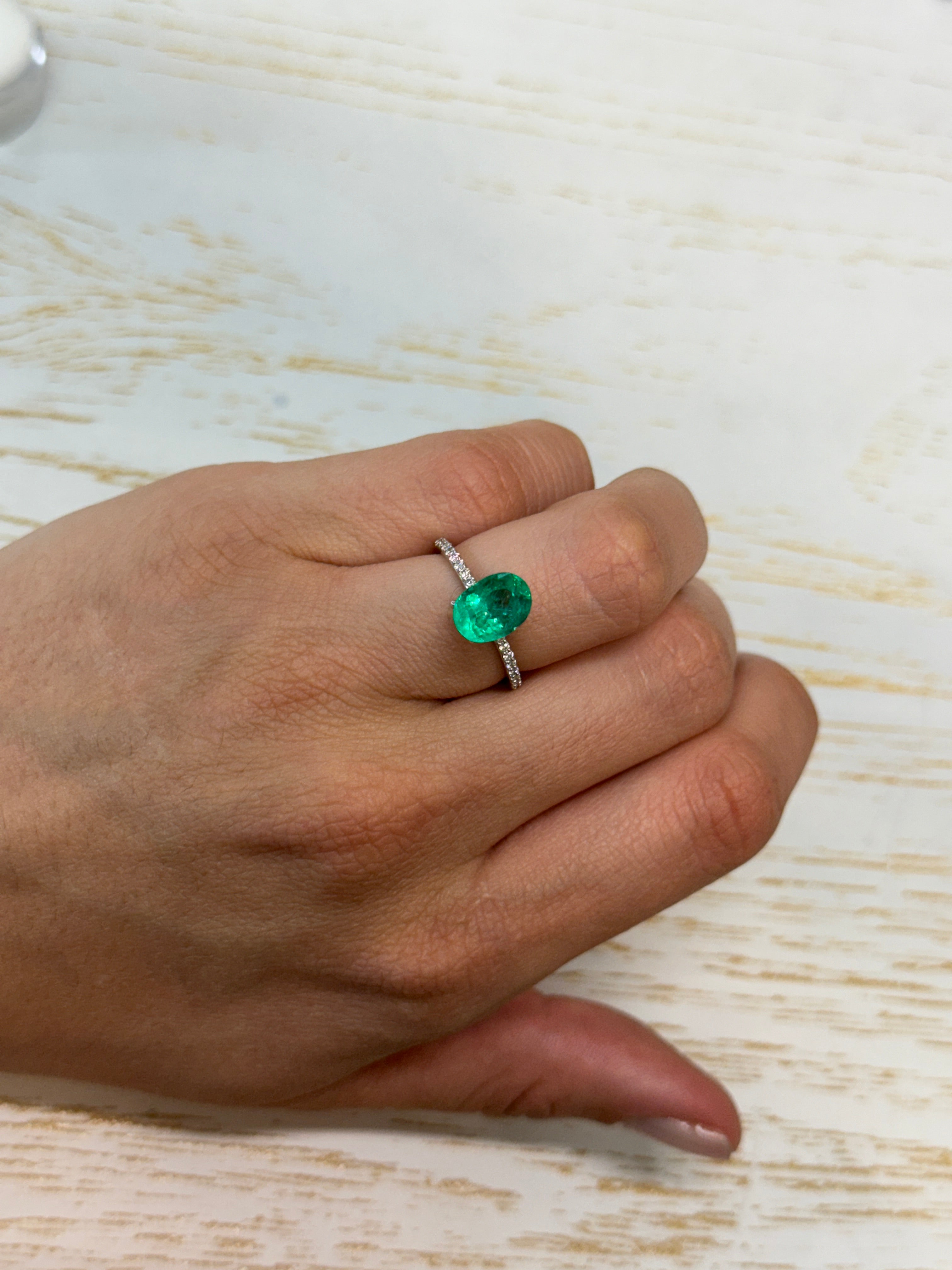 2.67 Carat 10x7mm Vibrant Green Loose Colombian Emerald Gemstone - Oval Cut for Jewelry Making, Engagement Rings & Luxury Gifts