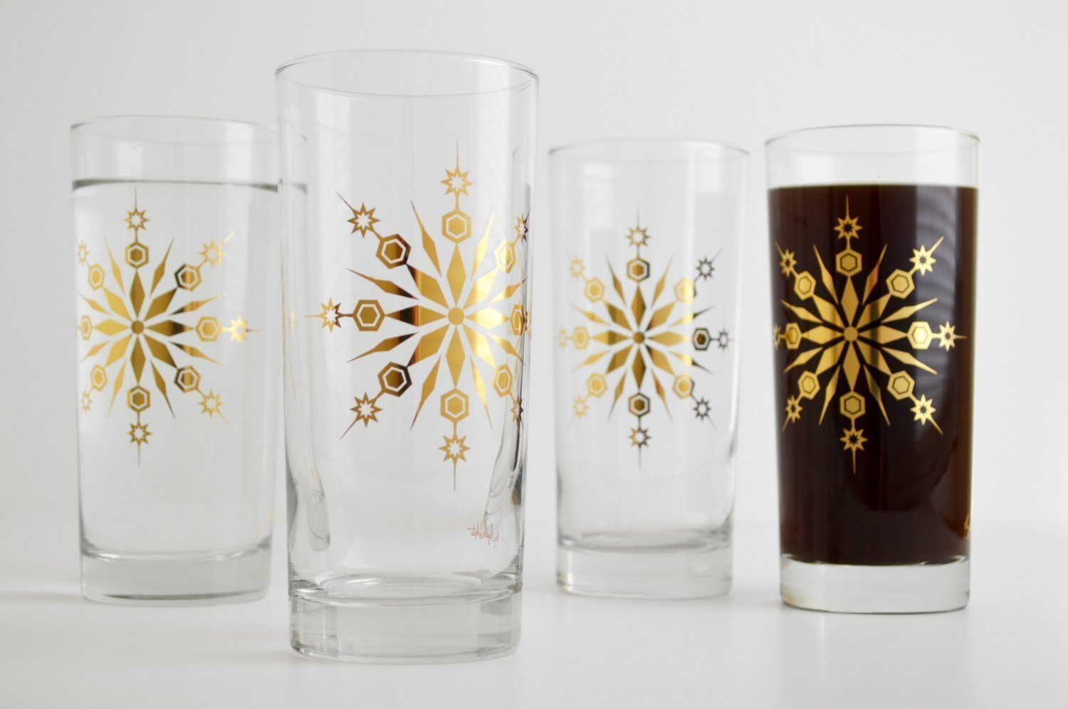 Gold Snowflake Glasses - Set of 4 Elegant Holiday Drinkware, Christmas Party Cups with Gold Snowflake Design, Perfect for Festive Celebrations, Dinner Parties & Winter Gatherings