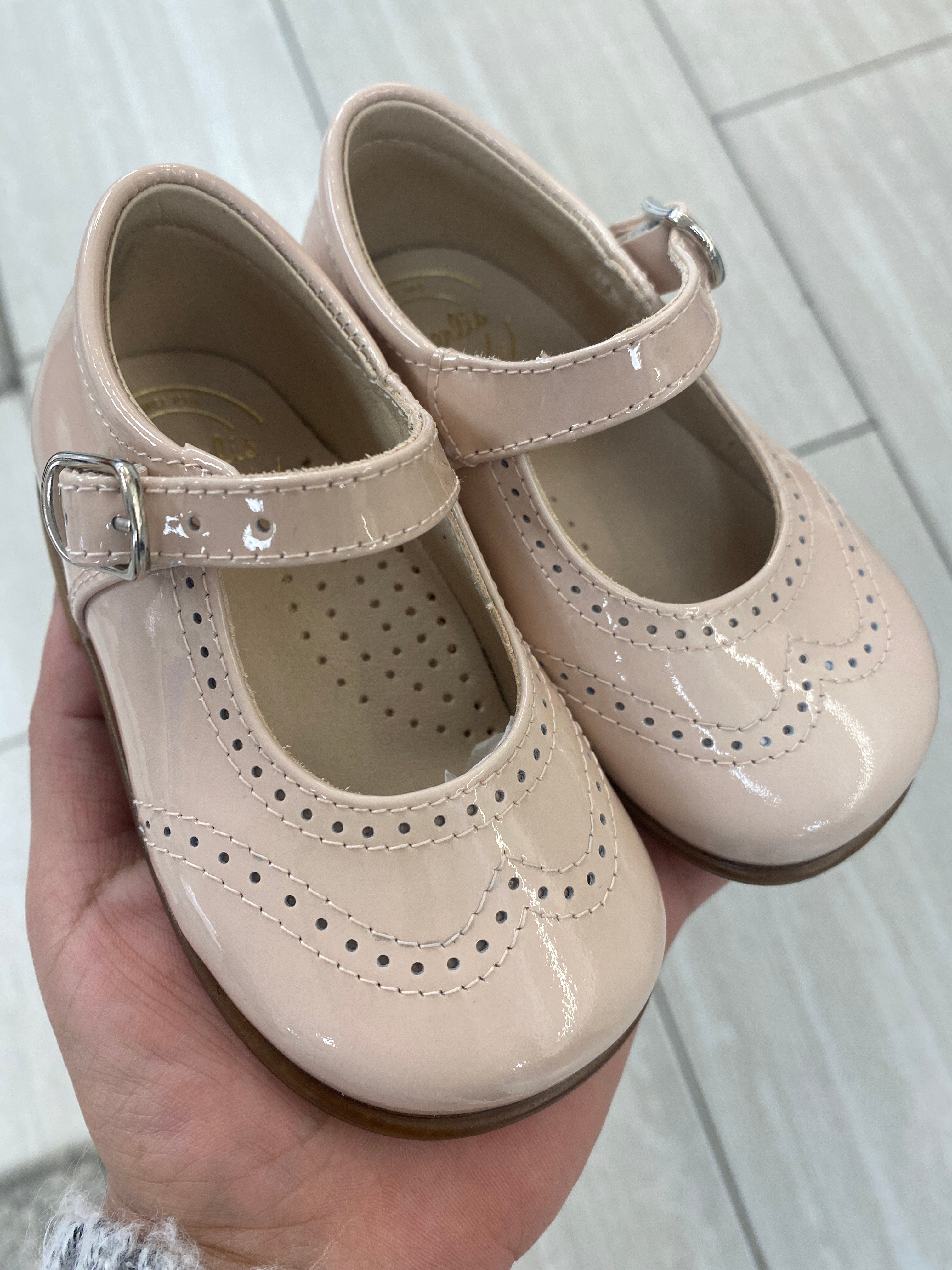 Beberlis Pale Pink Patent Leather Wingtip Baby Mary Jane Shoes for Girls - Perfect for First Steps, Parties & Special Occasions