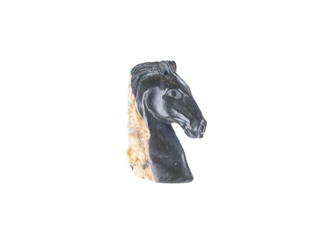 Natural Colombian Emerald Rough Crystal Horse Sculpture – Handcrafted Gemstone Art for Home Decor & Feng Shui