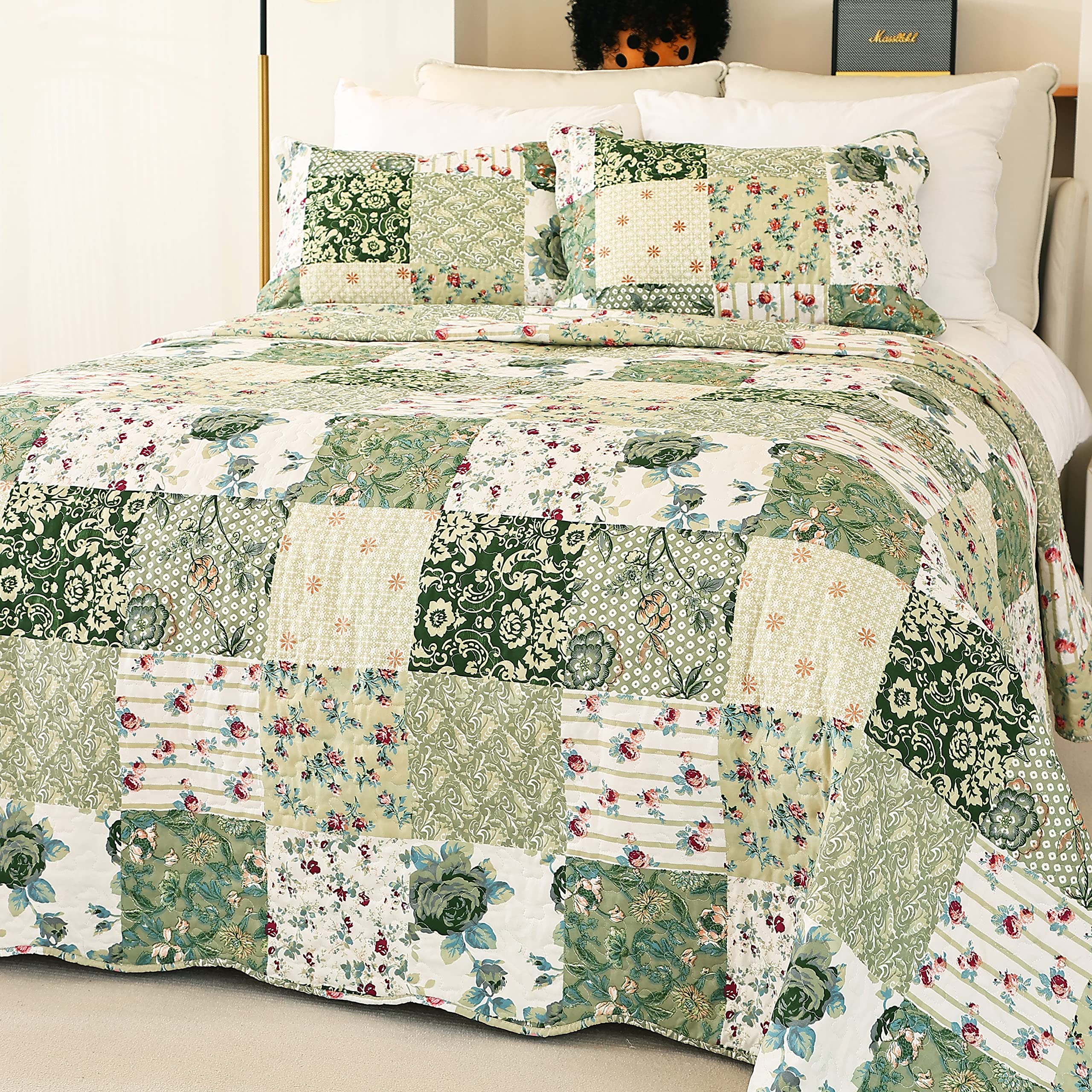 Summer Floral King Size Quilted Bedspread Set - Romantic Green Reversible Stitched Bedding Cover, All Season Soft Lightweight Coverlet with Pillowcases | Perfect for Master Bedroom, Guest Room & Cozy Home Decor (Green, King)