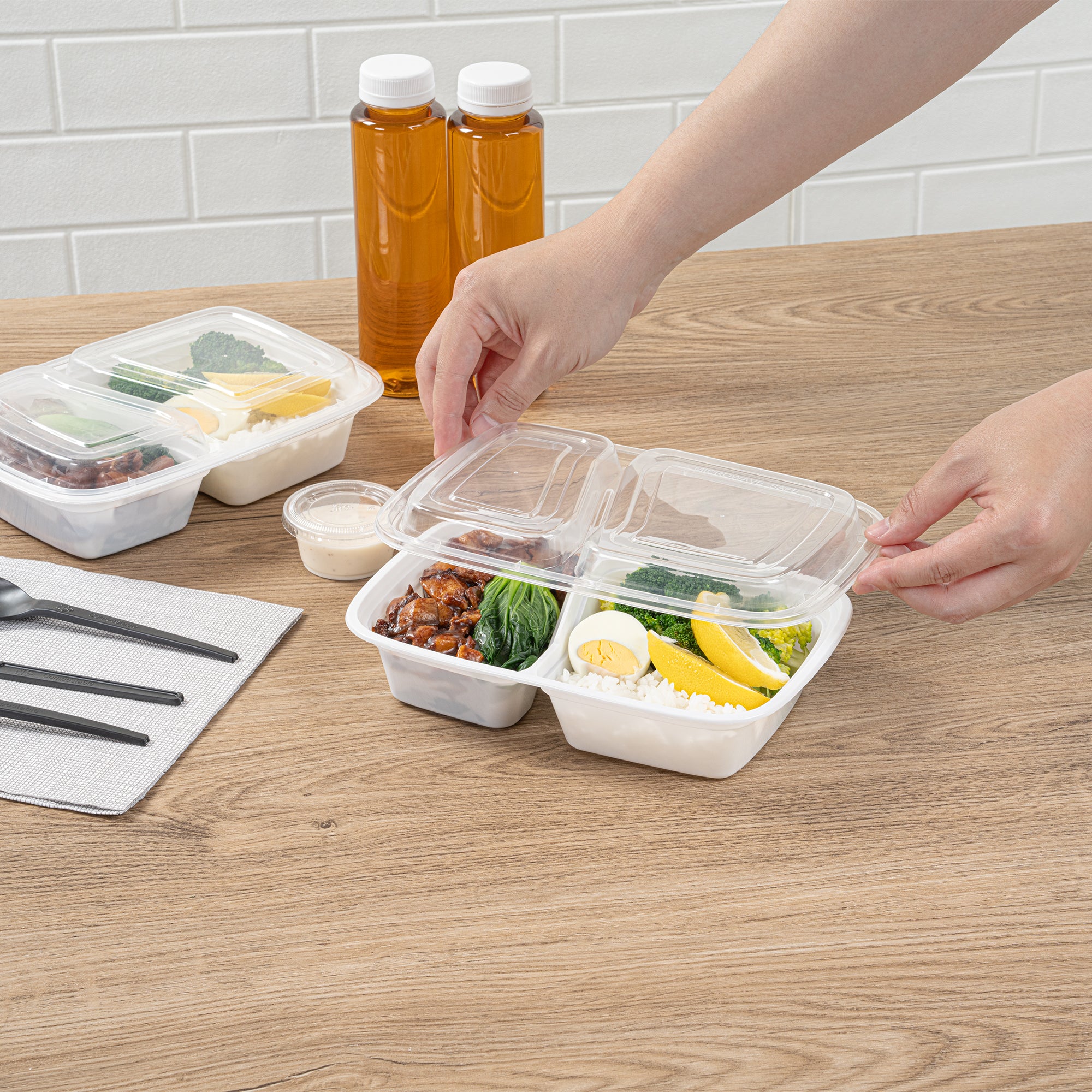 32 oz White Plastic 2-Compartment Food Storage Containers with Clear Lids - Microwave Safe, 8.75