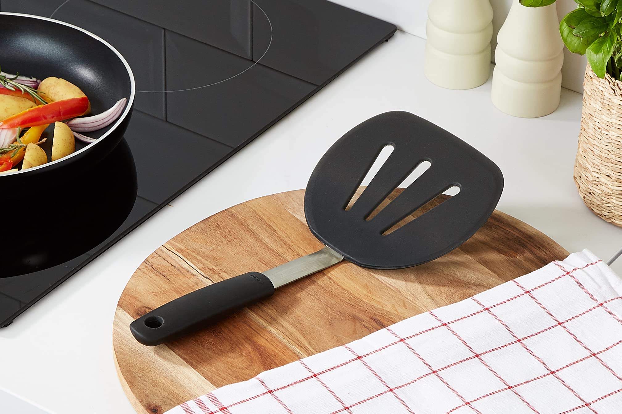 OXO Good Grips Silicone Flexible Pancake Turner Spatula - Heat Resistant Kitchen Tool for Flipping Pancakes, Eggs & Burgers - Perfect for Breakfast Cooking & Grilling - Black, One Size
