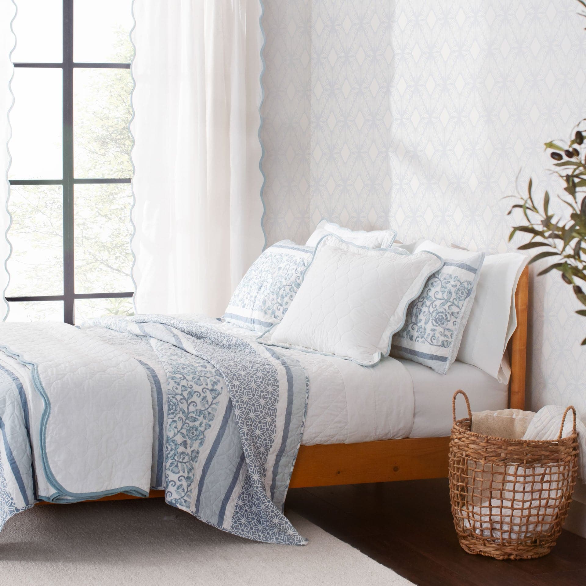 Coastal Chic Scalloped Edge Reversible Quilt 3-Piece Bedding Set | Soft & Breathable Comforter with Duvet Cover & Shams | Perfect for Beach House, Guest Room & Coastal Decor