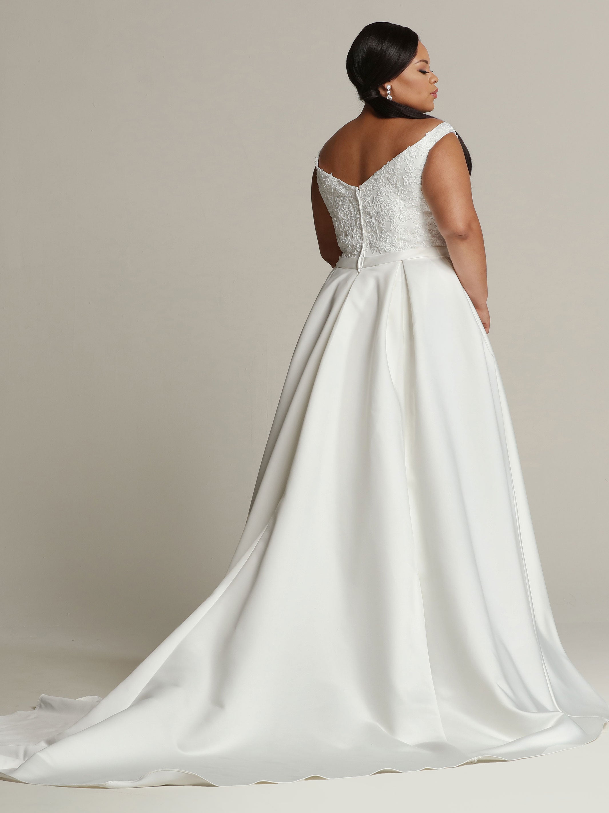 Audrey Elegant Lace and Satin Ball Gown Wedding Dress with Pockets - Perfect for Bridal, Prom, Formal Events & Photo Shoots