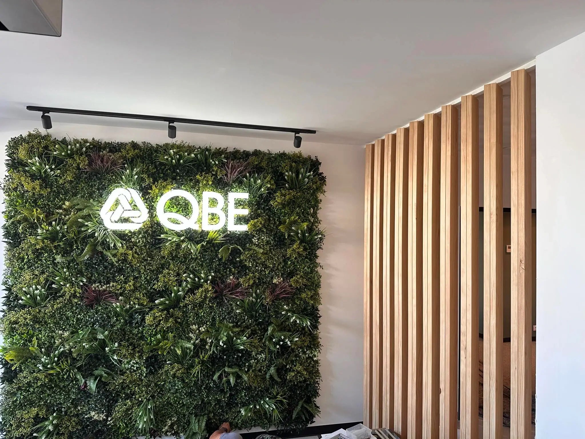 Premium Vertical Garden Wall Panel - 100cm x 100cm UV Resistant Artificial Green Wall for Indoor/Outdoor Decor - Perfect for Balcony, Patio, Office & Home Decoration