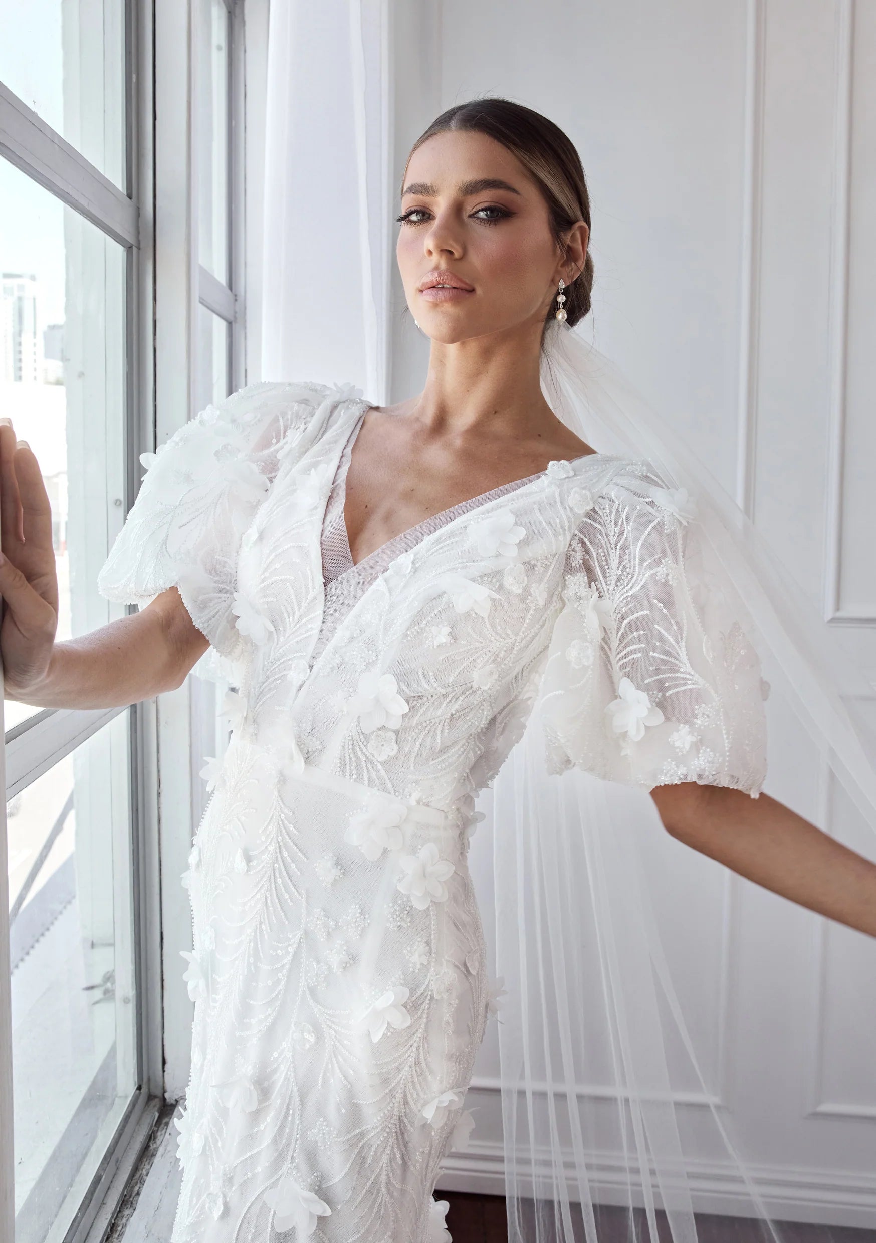 Lola Knight Penelope Classic Single Tier Ivory Wedding Veil - Elegant Bridal Accessory for Church Ceremonies & Romantic Photos