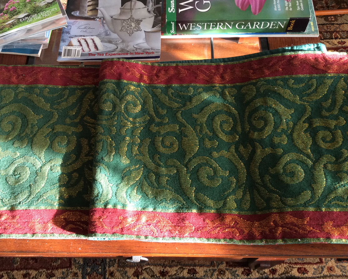 Elegant Metallic Tapestry Table Runner - Red, Green & Gold Holiday Decor - 72 Inch Long Dining Table Cover for Christmas, Thanksgiving & Special Occasions