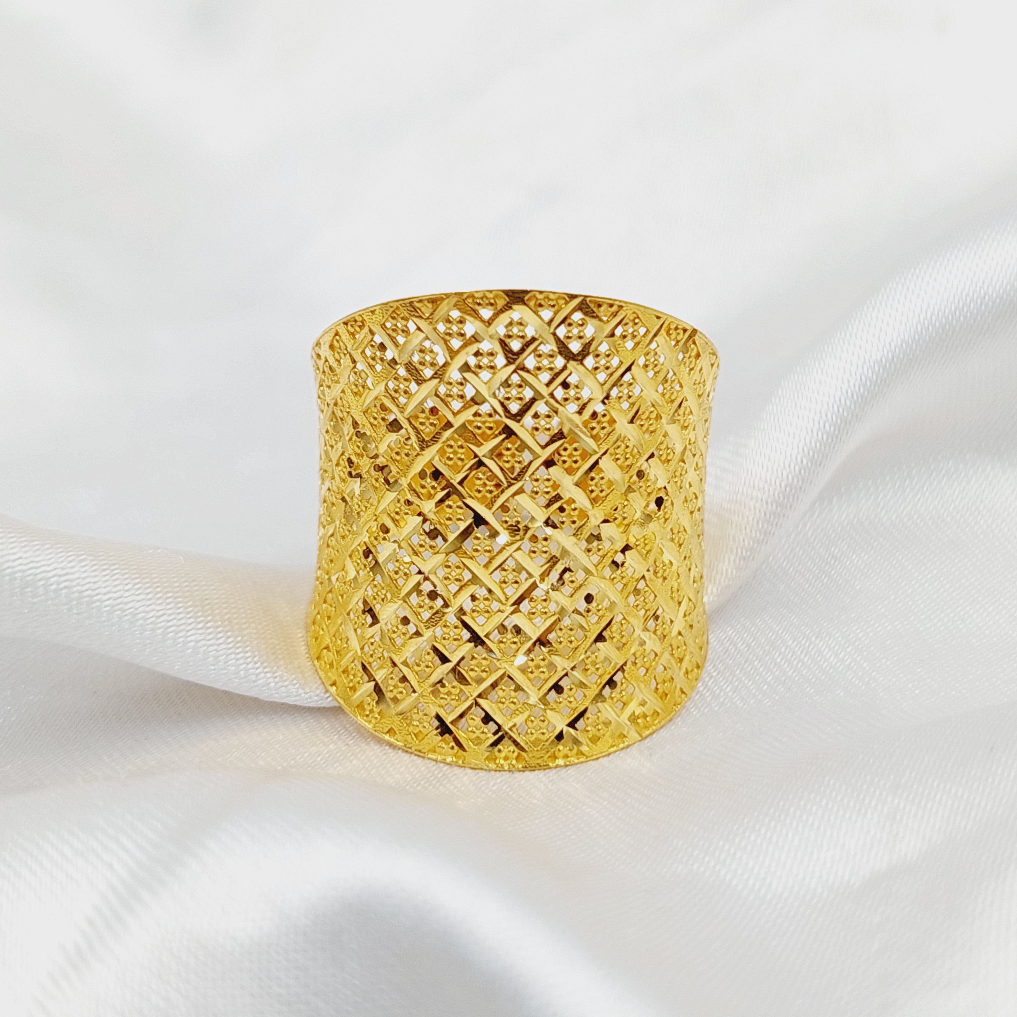 Elegant Personalized Engraved Ring for Women - Custom Name & Date Jewelry Gift for Anniversary, Wedding, or Special Occasion