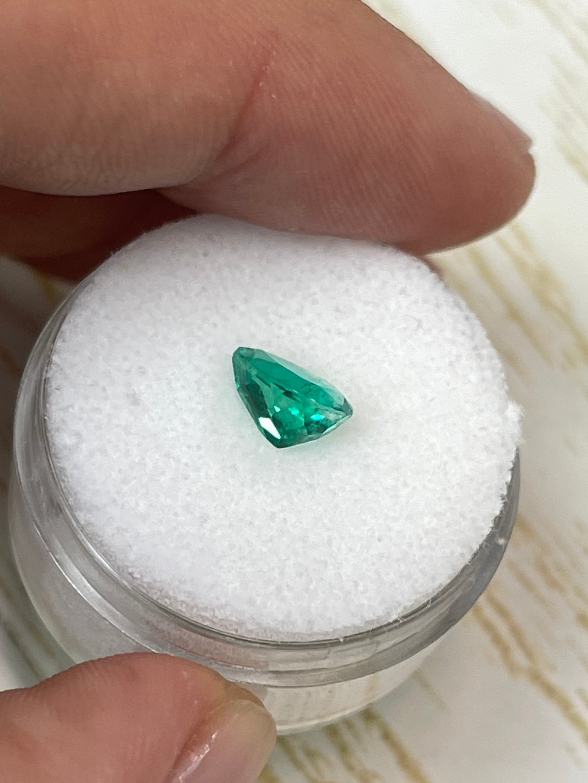 1.0 Carat 8x5.5mm AAA+ Natural Loose Colombian Emerald Pear Cut Gemstone for Jewelry Making, Engagement Rings & Fine Collections
