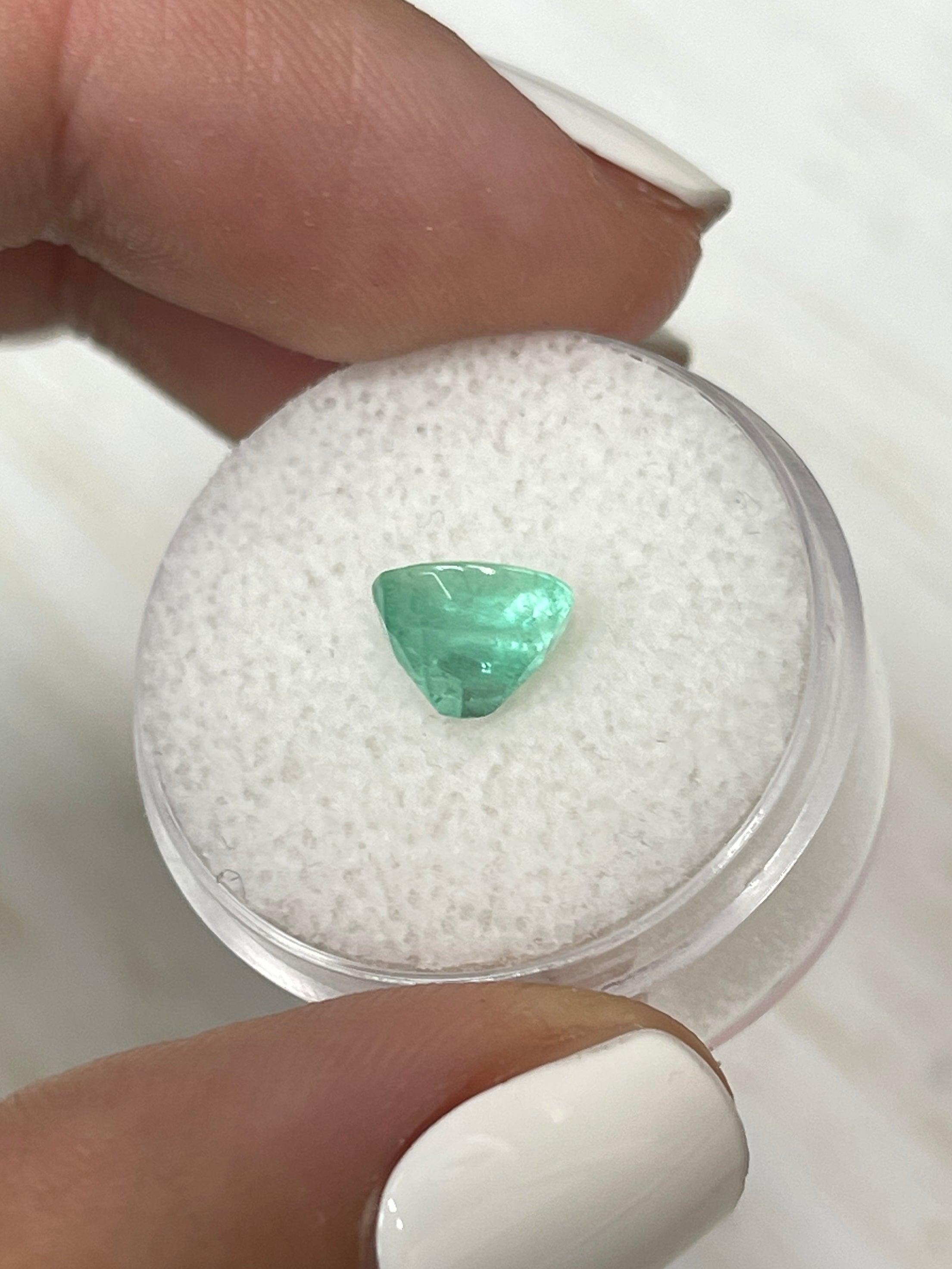 1.55 Carat Light Spring Green Natural Loose Colombian Emerald Oval Cut Gemstone for Jewelry Making, Engagement Rings & Fine Collections - Perfect for Birthstone Gifts & Luxury Accessories