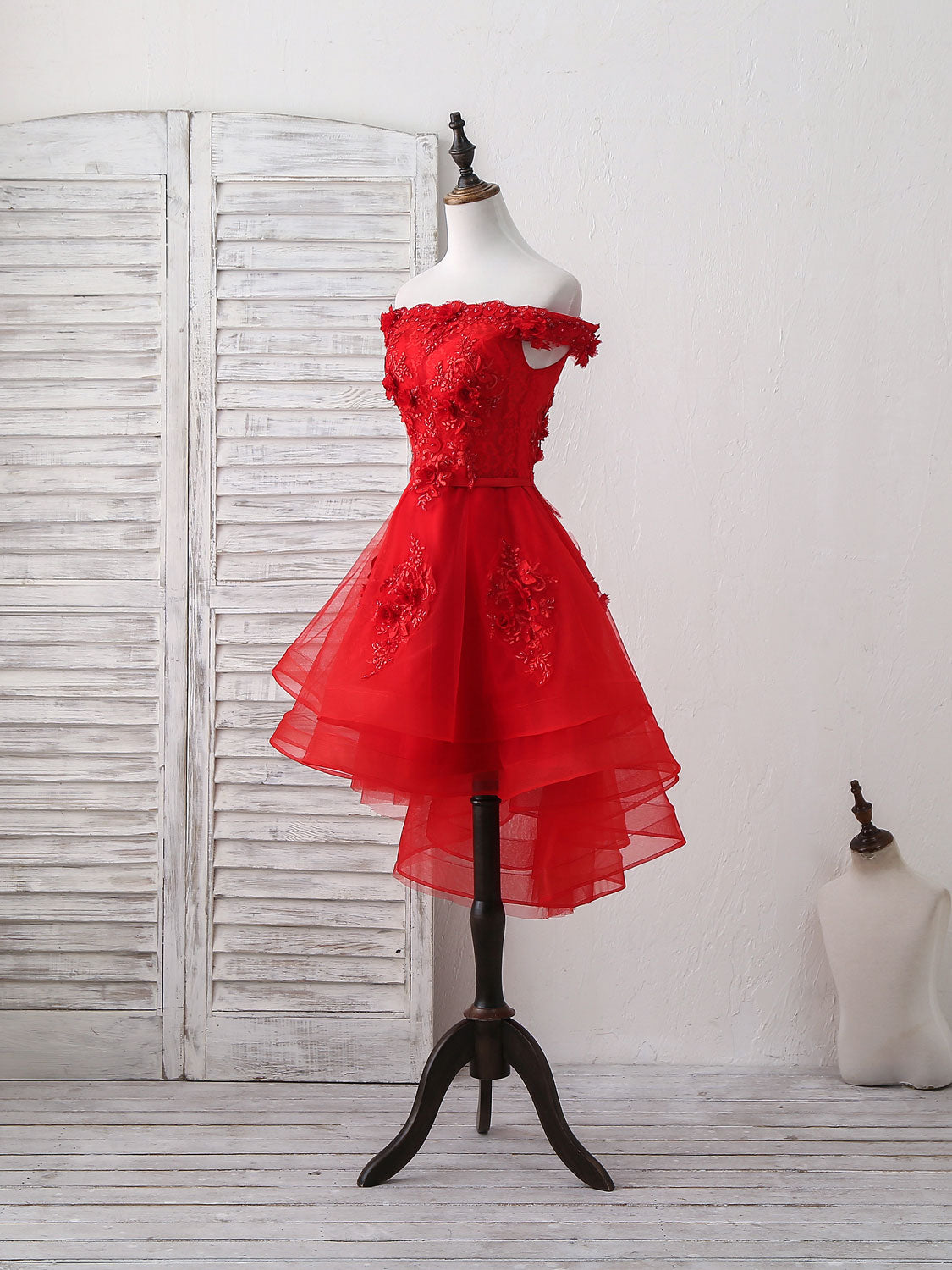 Elegant Red Tulle Lace Off-Shoulder Short Prom Dress for Homecoming, Party & Special Occasions - Sexy A-Line Mini Dress for Teens & Women