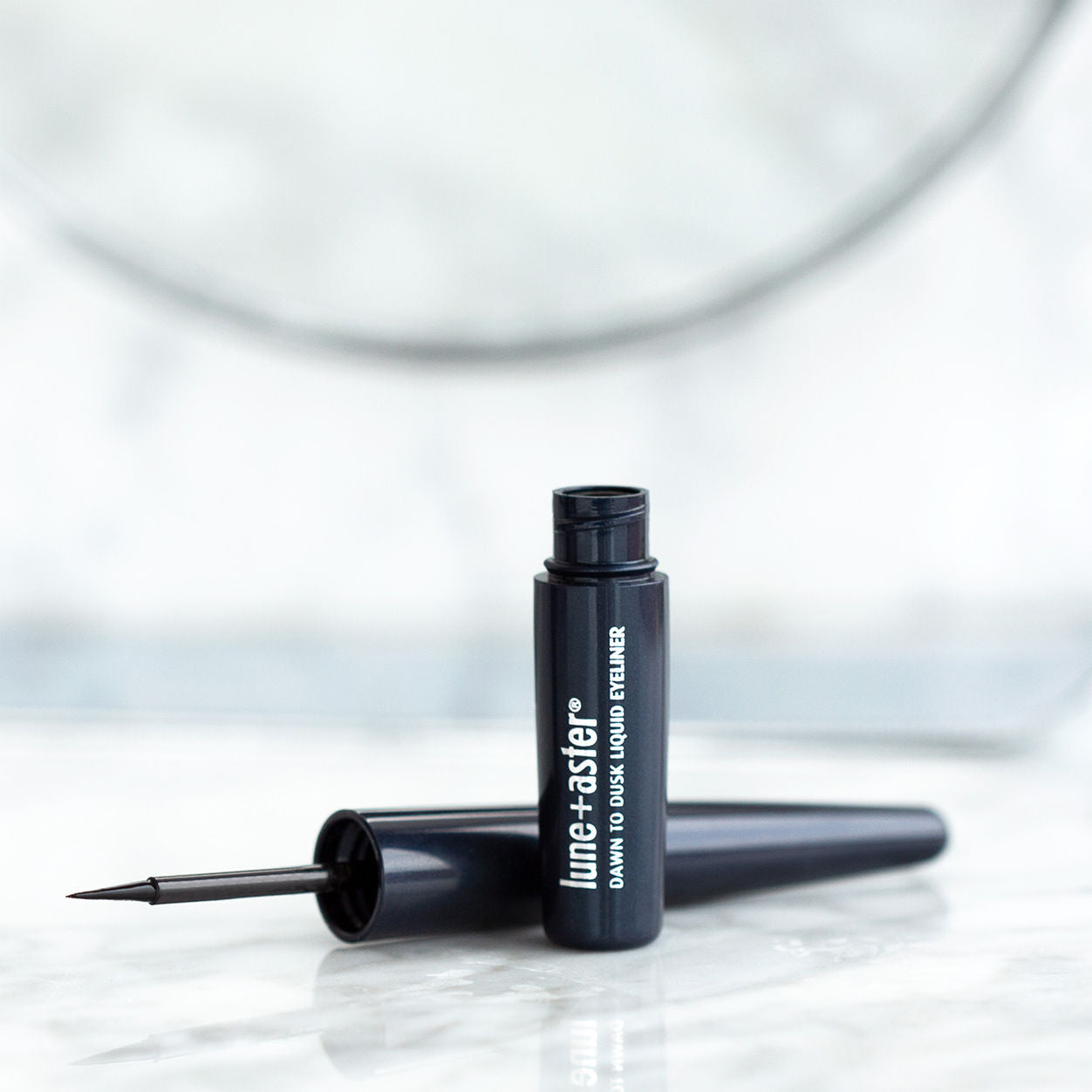 Long-Lasting Dawn to Dusk Liquid Eyeliner - Waterproof & Smudge-Proof for All-Day Wear - Perfect for Work, Parties, and Everyday Makeup