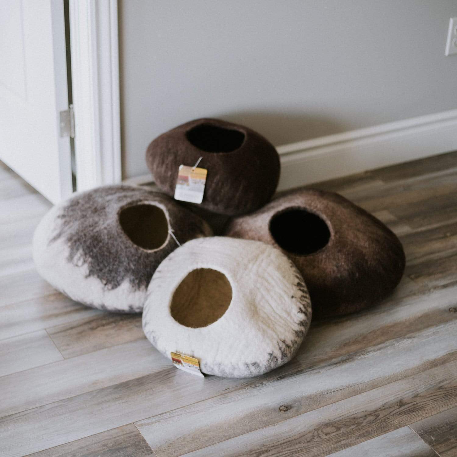 Cozy Himalayan Cat Cave Bed for Small Cats - Soft & Warm Pet Hideaway for Kittens & Small Breeds - Perfect for Indoor Napping, Playtime & Stress Relief
