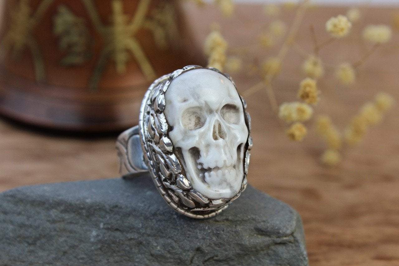 Howlite Skull Ring for Men & Women - Gothic Punk Jewelry, Adjustable Stainless Steel Band - Perfect for Halloween, Cosplay & Alternative Fashion